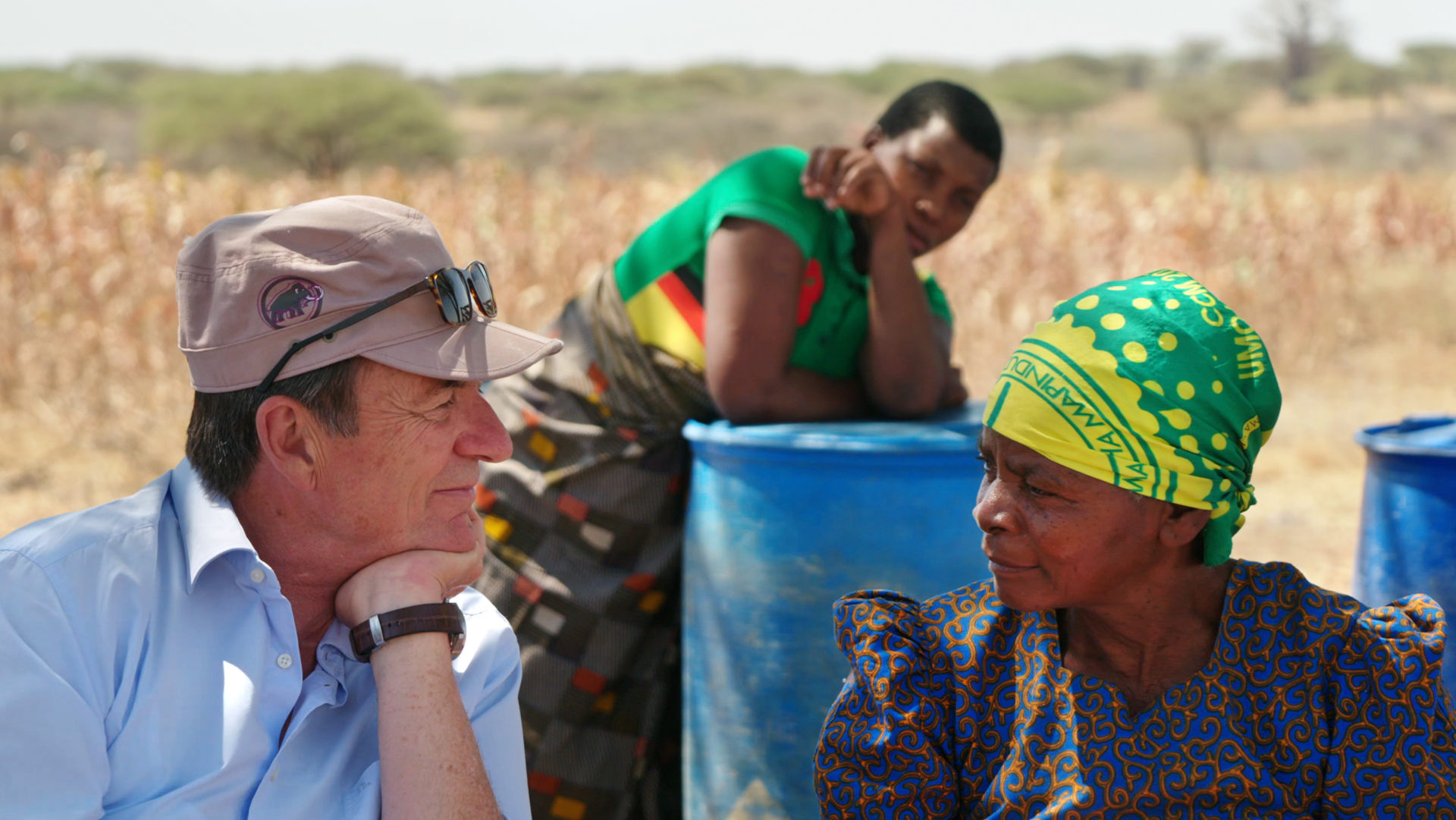 Patrick Hohmann und zwei Angestellte seiner Biobaumwoll-Produktion in Tansania