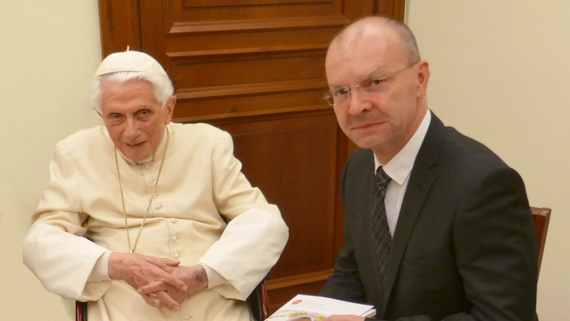 Em. Papst Benedikt XVI. mit Jan Probst, Direktor Hilfswerk „Kirche in Not“