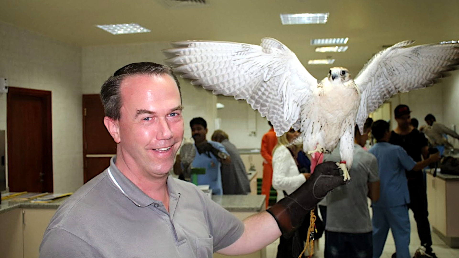 Falke statt Taube: Martin Stewen im "Falken"-Spital in Abu Dhabi