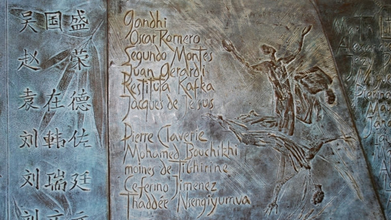 Namen von Märtyrern am Portal der Abteikirche von Saint-Maurice. | Barbara Ludwig