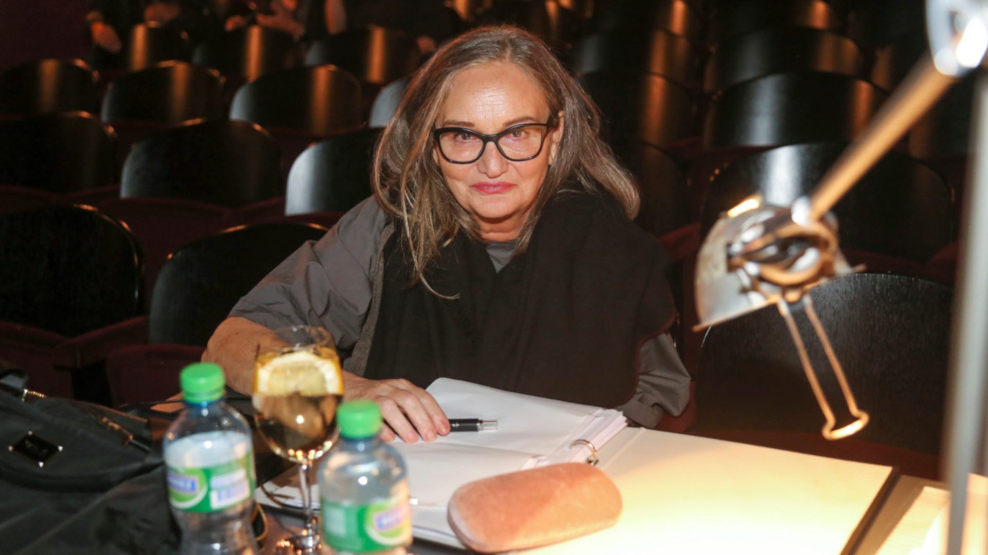Regisseurin und Autorin Katja Früh am Regiepult im Casinotheater Winterthur.
