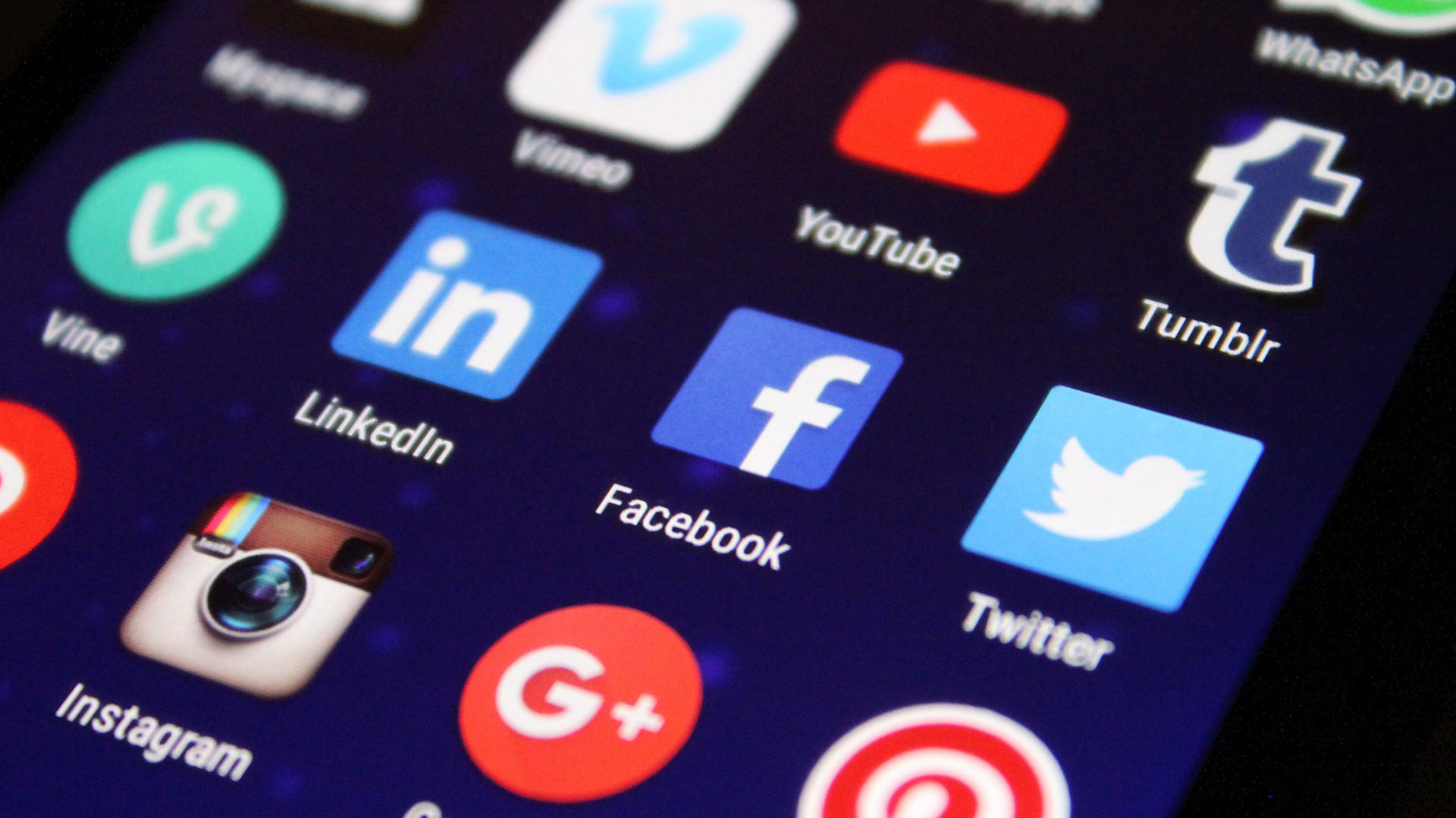 Verantwortung tragen auch die Betreiber der Social-Media-Plattformen.