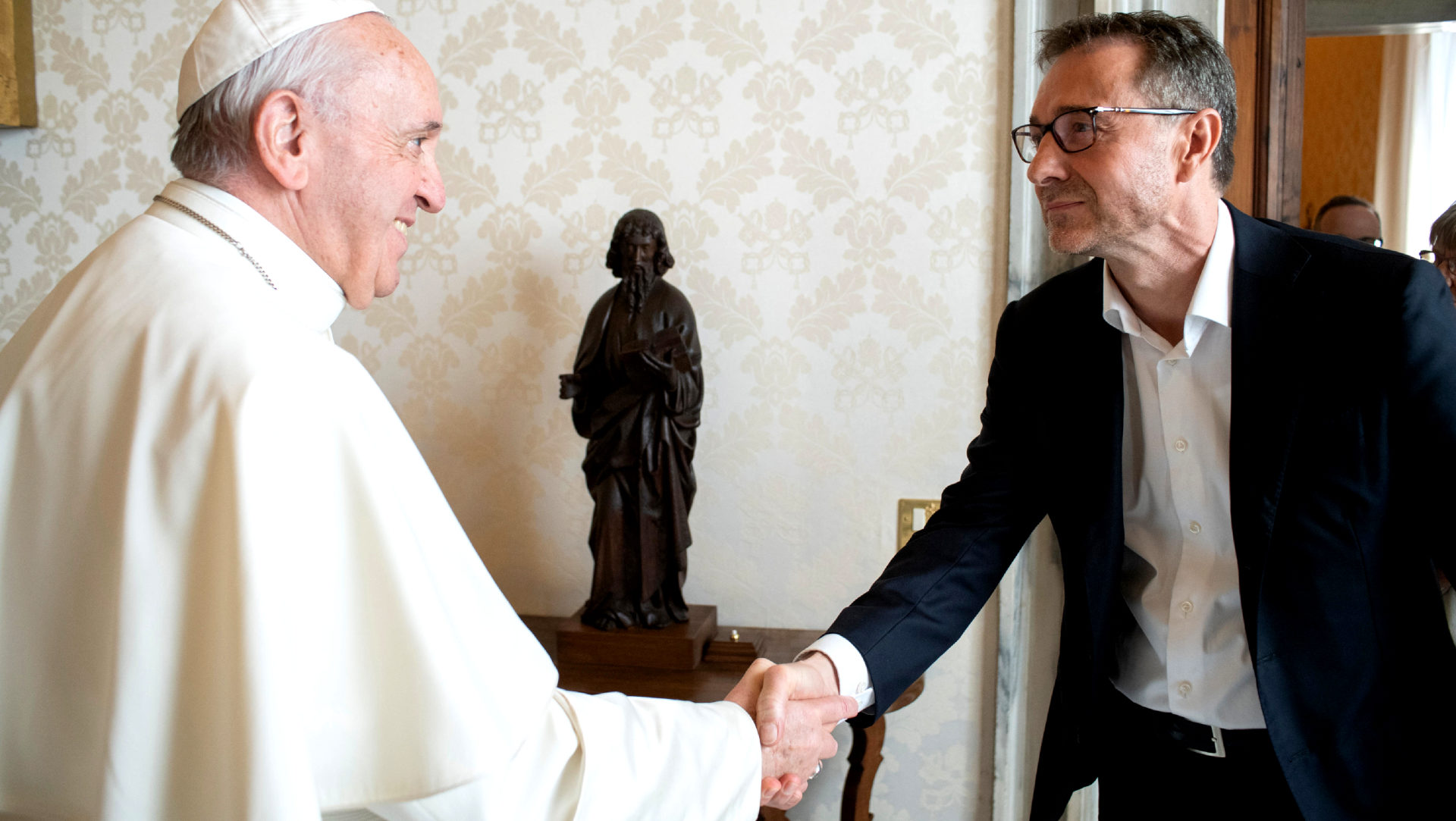 Guido Fluri erhält 2019 eine Audienz bei Papst Franziskus.