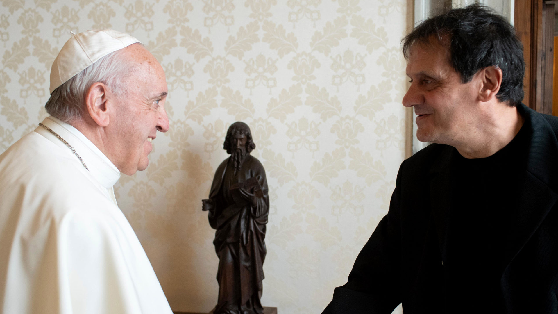 Papst Franziskus begrüsst Mario Delfino