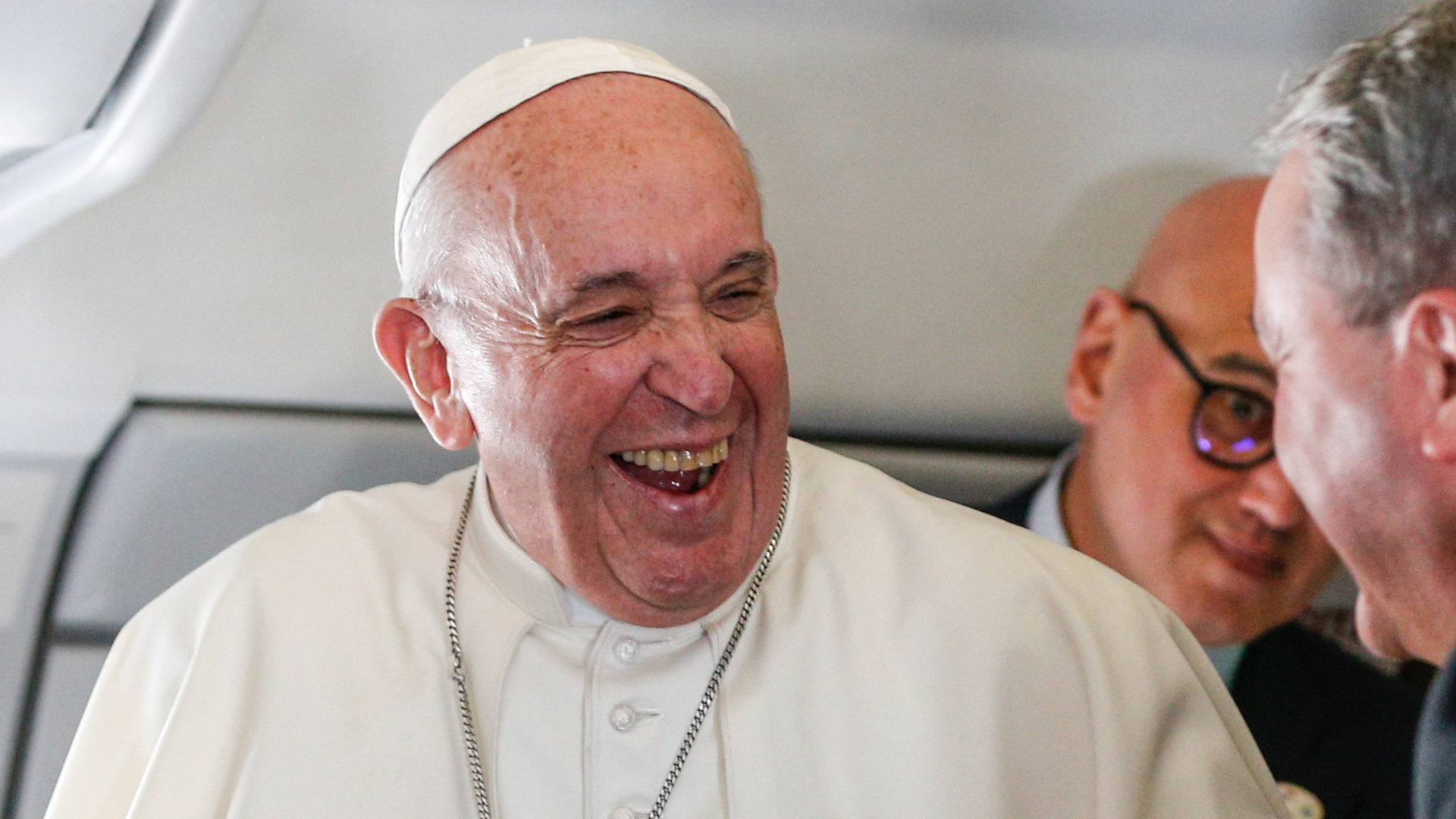 Lachender Papst Franziskus