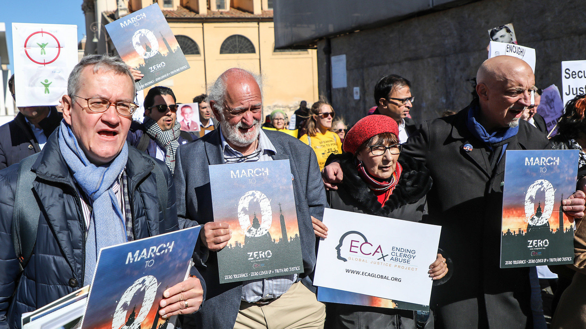 Matthias Katsch (l.) in der Demo der Opferorganisation "Ending Clergy Abuse" (ECA) in Rom, 23. Februar 2019