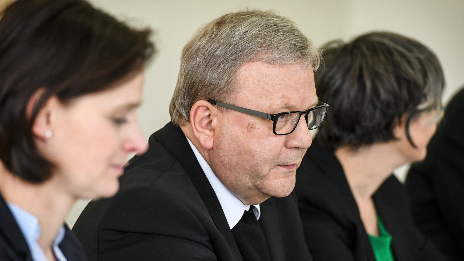 Franz-Josef Bode (Mitte) mit Vertreterinnen des  Studienprojekts über Frauen in kirchlichen Leitungsfunktionen