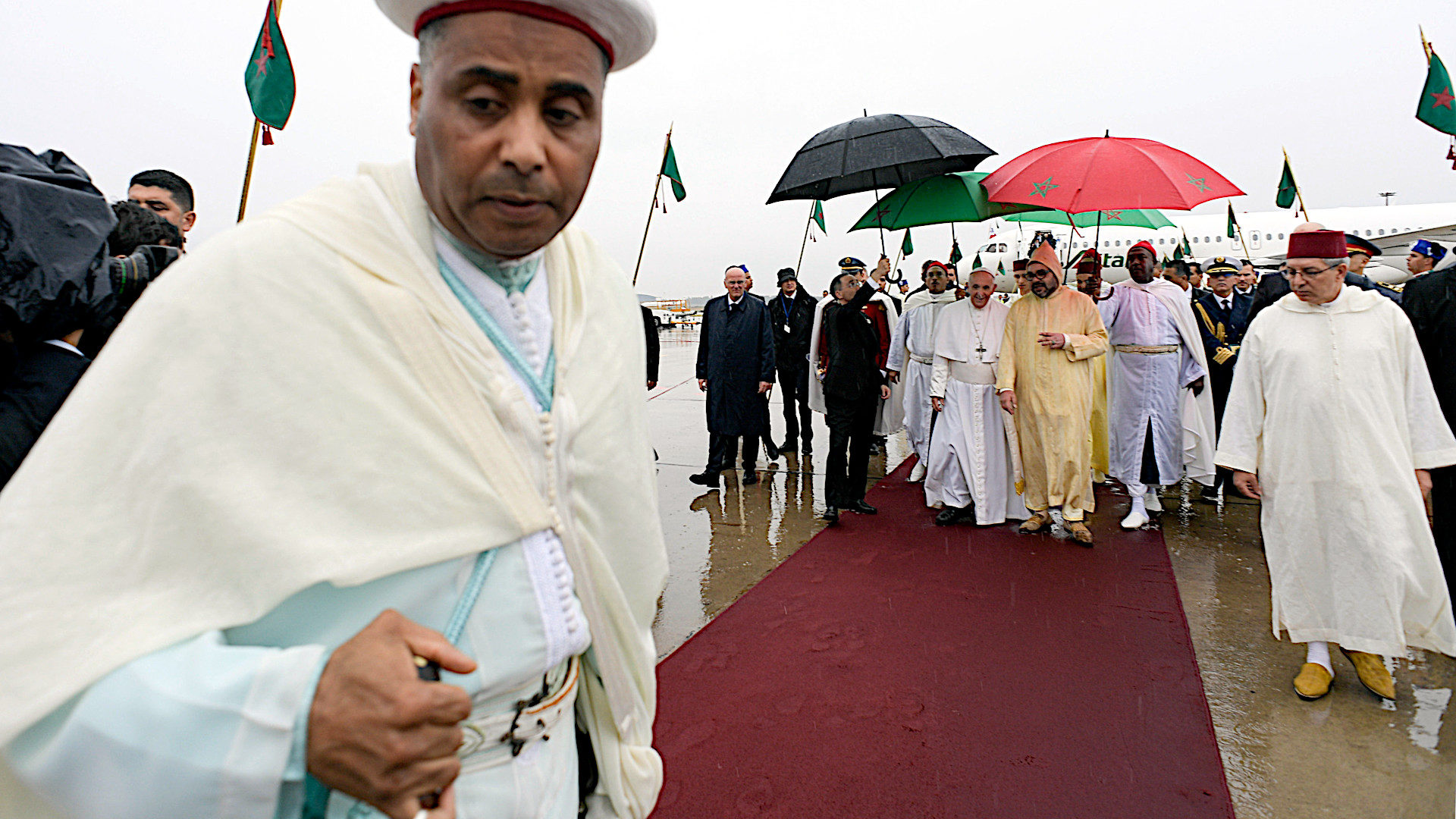 Papst Franziskus neben dem König von Marokko, Mohammed VI., bei seiner Ankunft auf dem Internationalen Flughafen Rabat-Sale