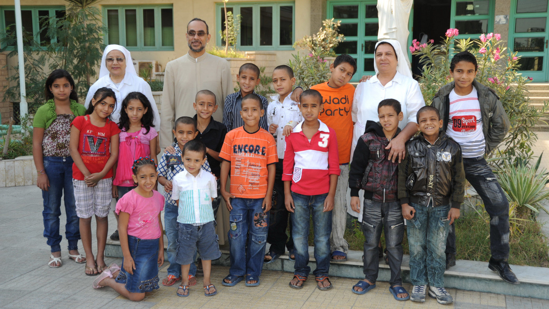 Pfarrer Kamil Samaan mit Mitarbeiterinnen und Jugendlichen des Kinderheims