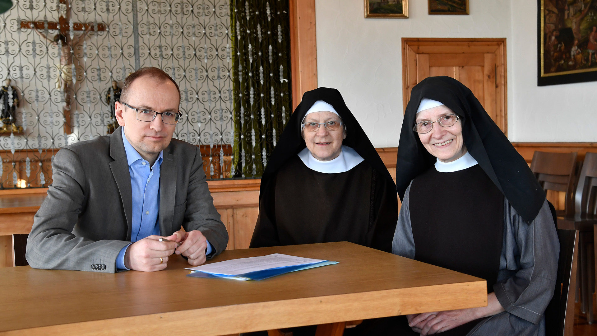 Kanzler Dr. Claudius-Luterbacher-Maineri im Gespräch mit Frau Mutter Sr. Gabriela Tinner und Sr. Scholastika Beyeler (rechts)