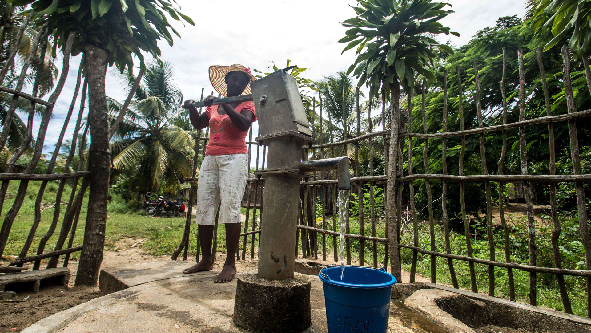 Frau an einem neuen Trinkwasserbrunnen in Taratasy, Madagaskar.