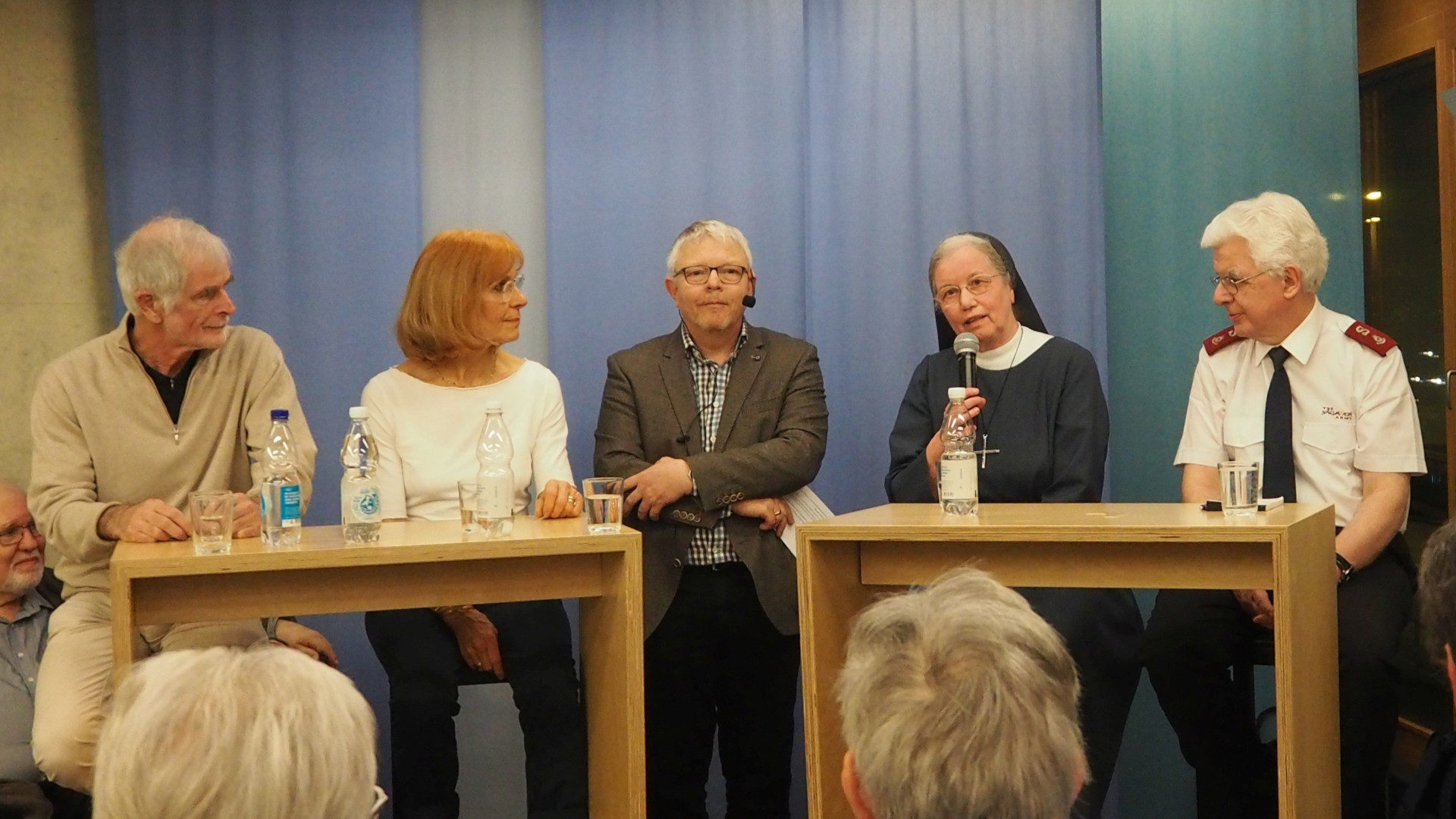 Podiumsdiskussion in Brugg zum Thema Gebet (v.l.n.r: Hugo Stamm, Ruth Thomas, Jürgen Heinze, Sr. Zita, Beat Schulthess)