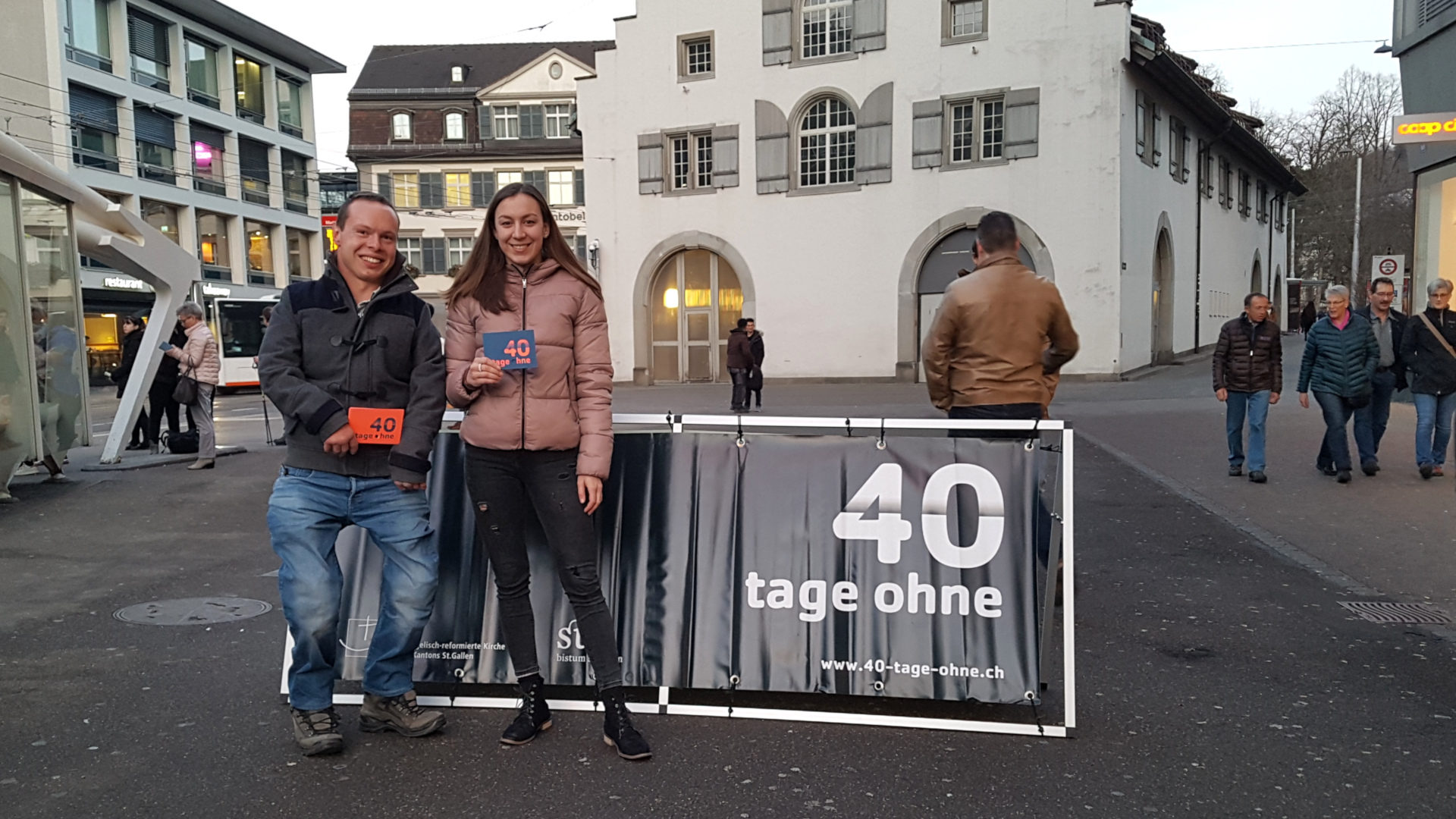 Freiwillige verteilen Flyer zur ökumenischen Aktion "40 Tage ohne"