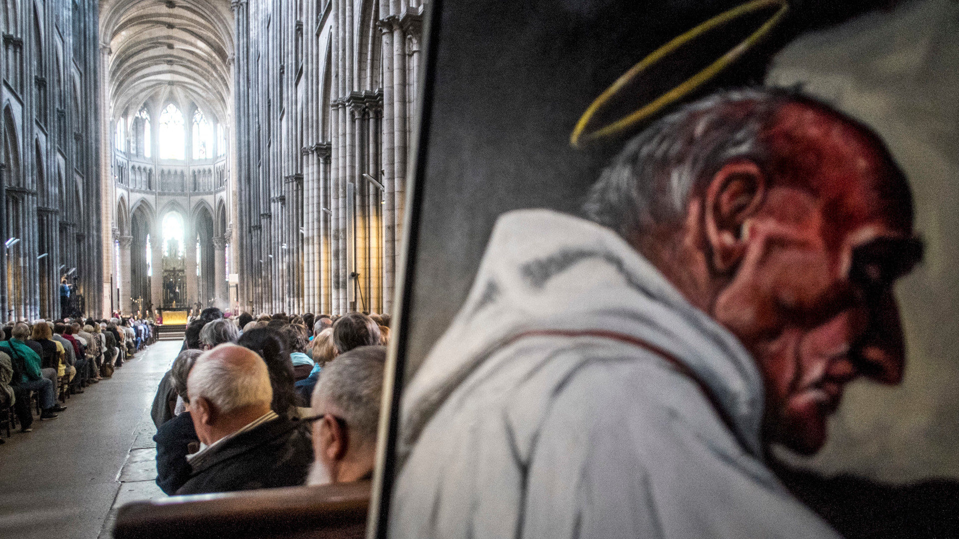 Gedenk-Gottesdienst in der Kathedrale Notre-Dame in Rouen für den ermordeten Priester Jacques Hamel (Gemälde), 2016