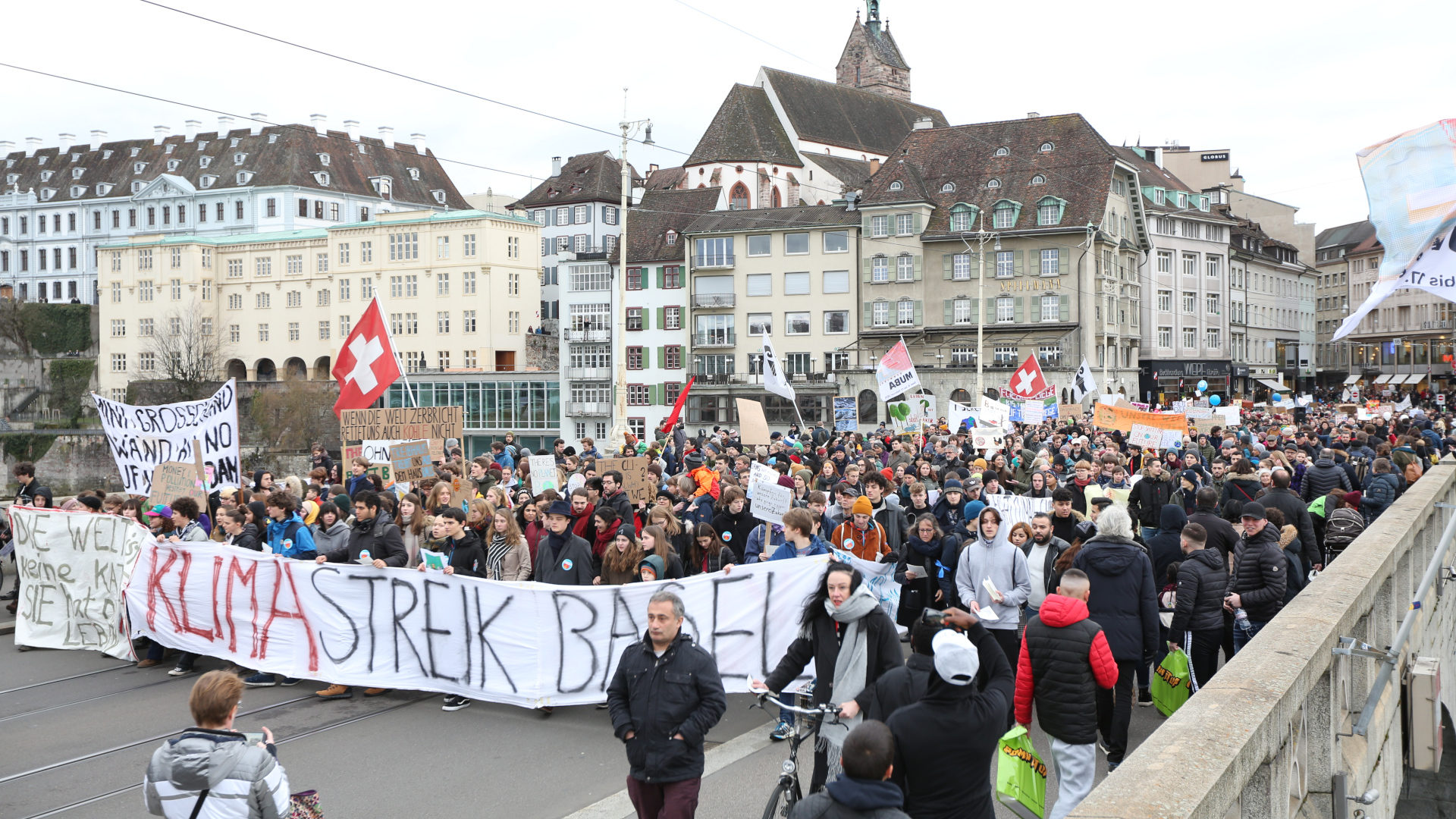 Jugendliche gehen in Basel für den Klimaschutz auf die Strasse.