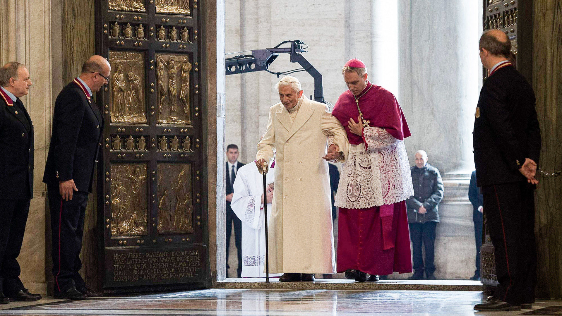 Gebrechlich, aber wortstark: Benedikt XVI. mit Privatsekretär Kurienerzbischof Georg Gänswein, 2015