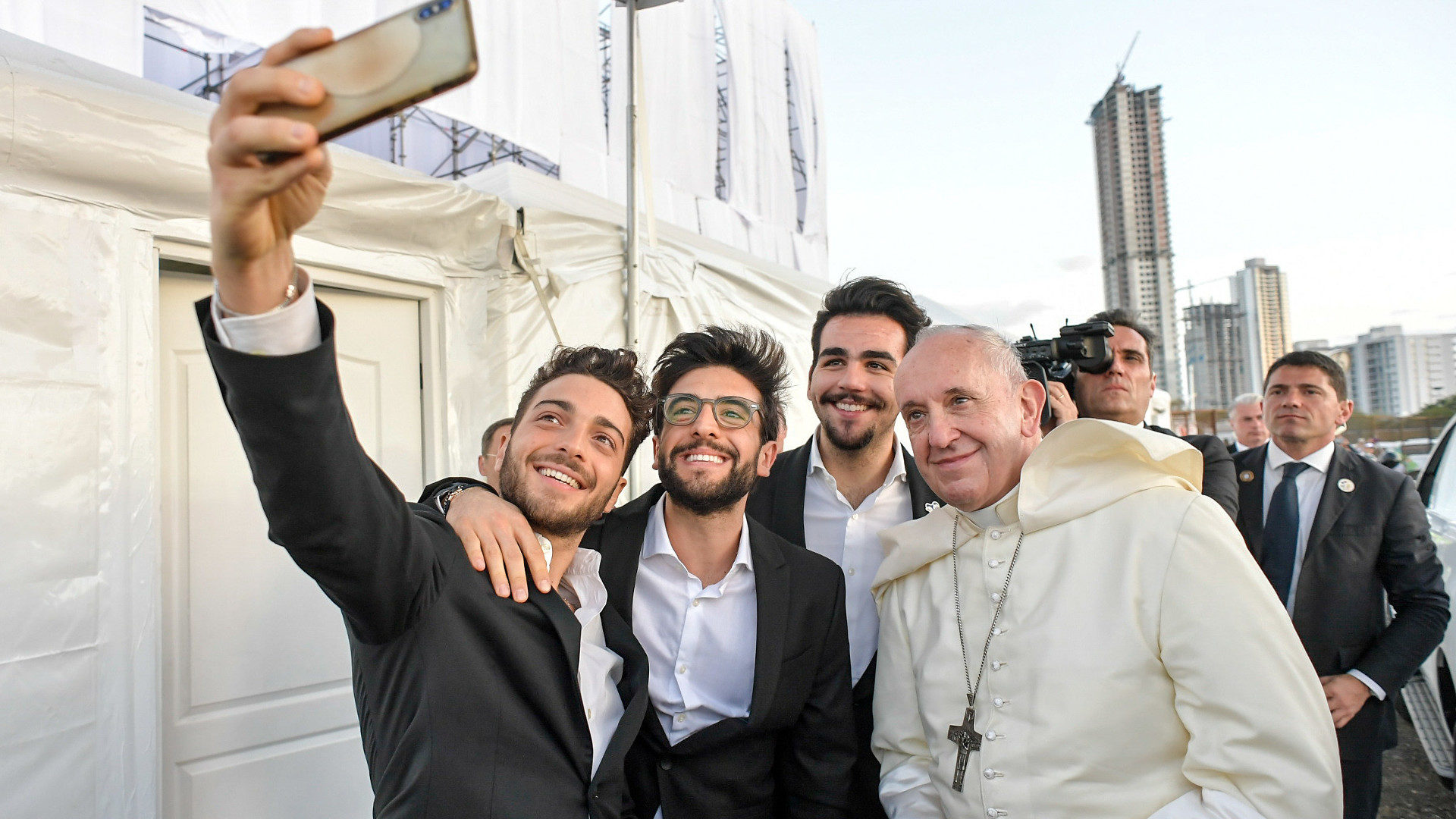 Papst Franziskus wendet sich in "Christus vivit" in vielen Passagen direkt an die Jugend.