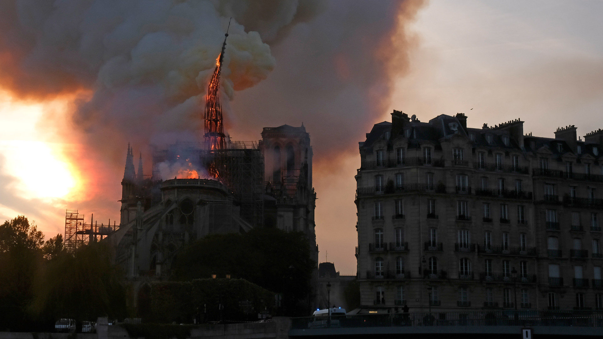 Fall des Spitzturms beim Brand der Kathedrale Notre-Dame in Paris am 15. April 2019.