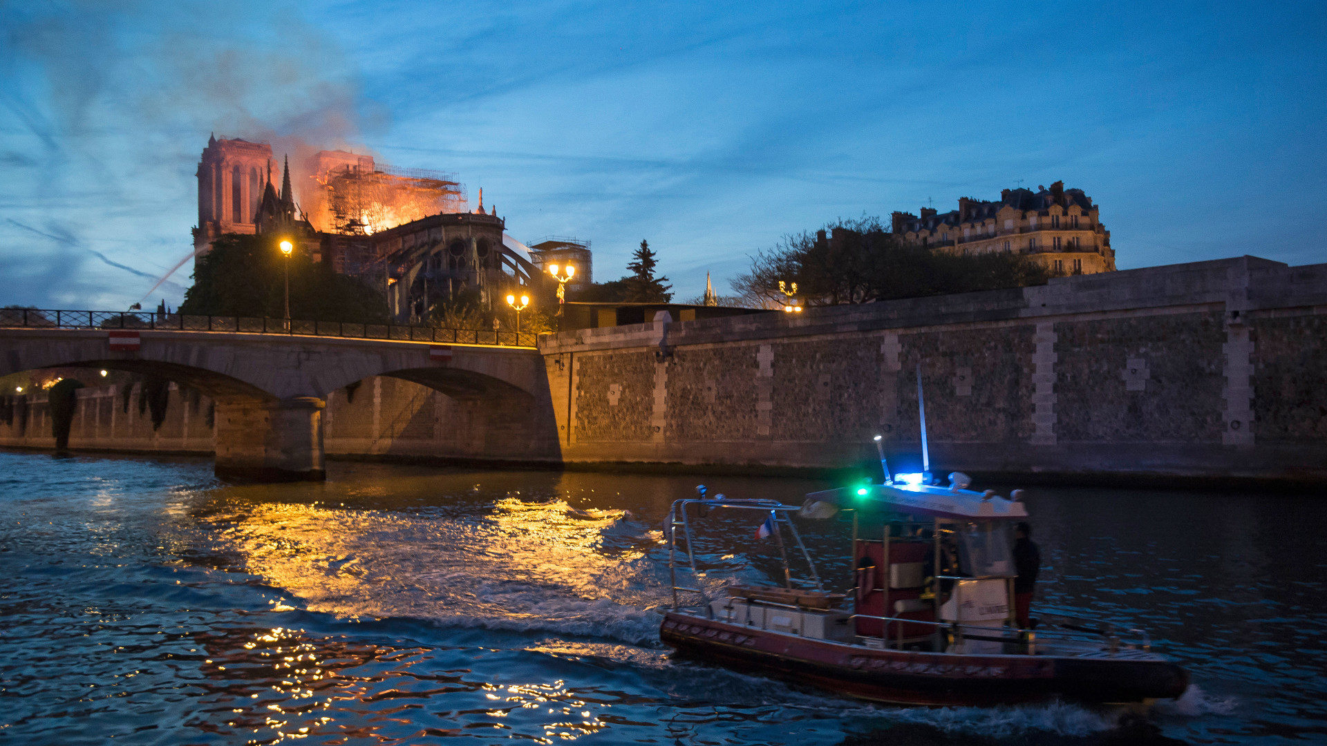 Blick über die Seine auf den Brand der Kathedrale Notre-Dame.