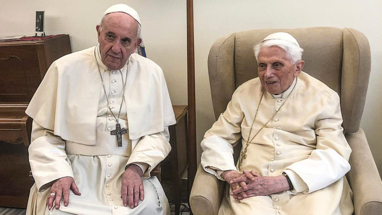 Papst Franziskus und Benedikt XVI. am 15. April 2019, Benedikts 92. Geburtstag. | KNA