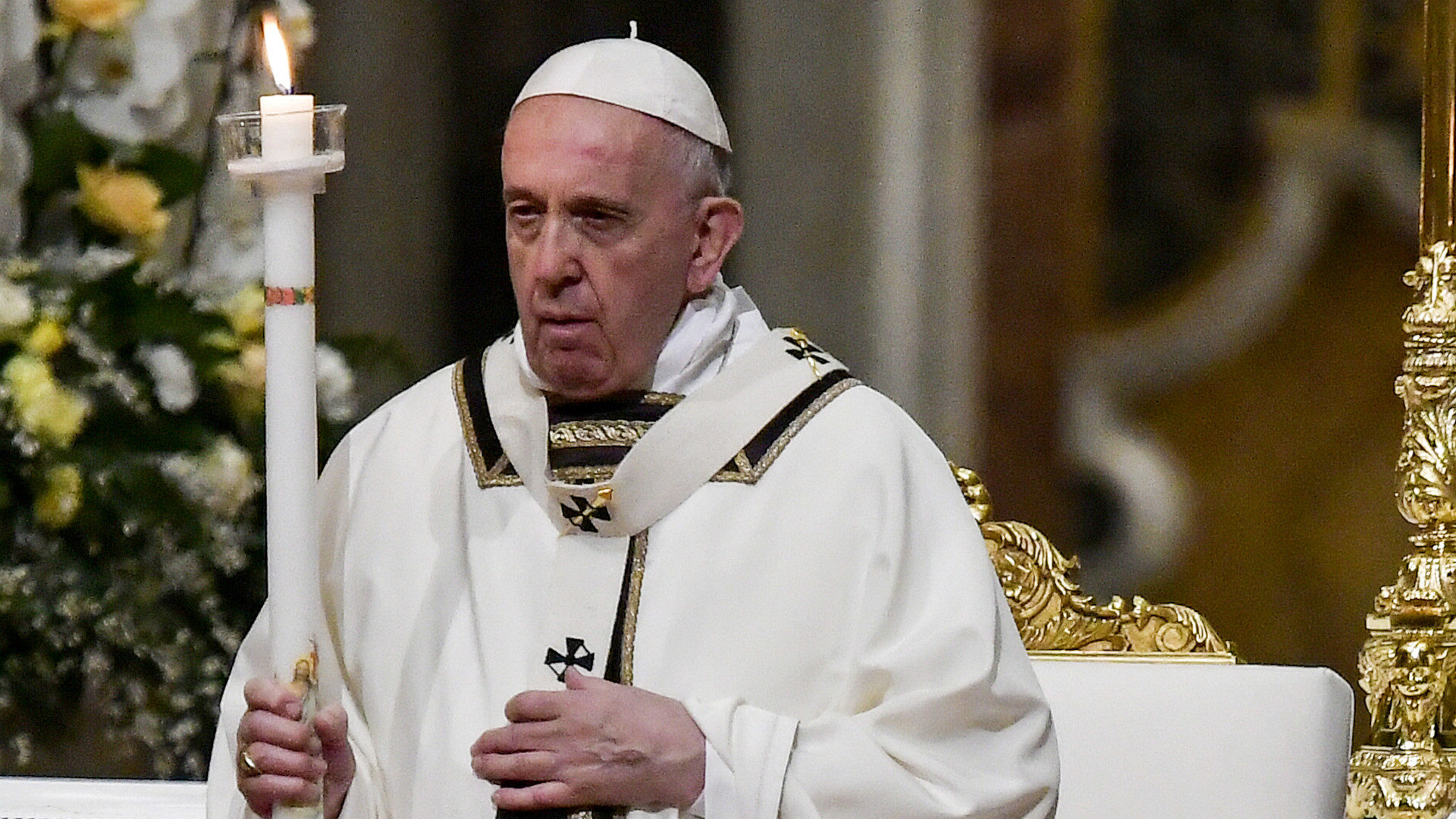 Papst Franziskus hält eine Kerze während der Osternacht am 20. April 2019 im Petersdom