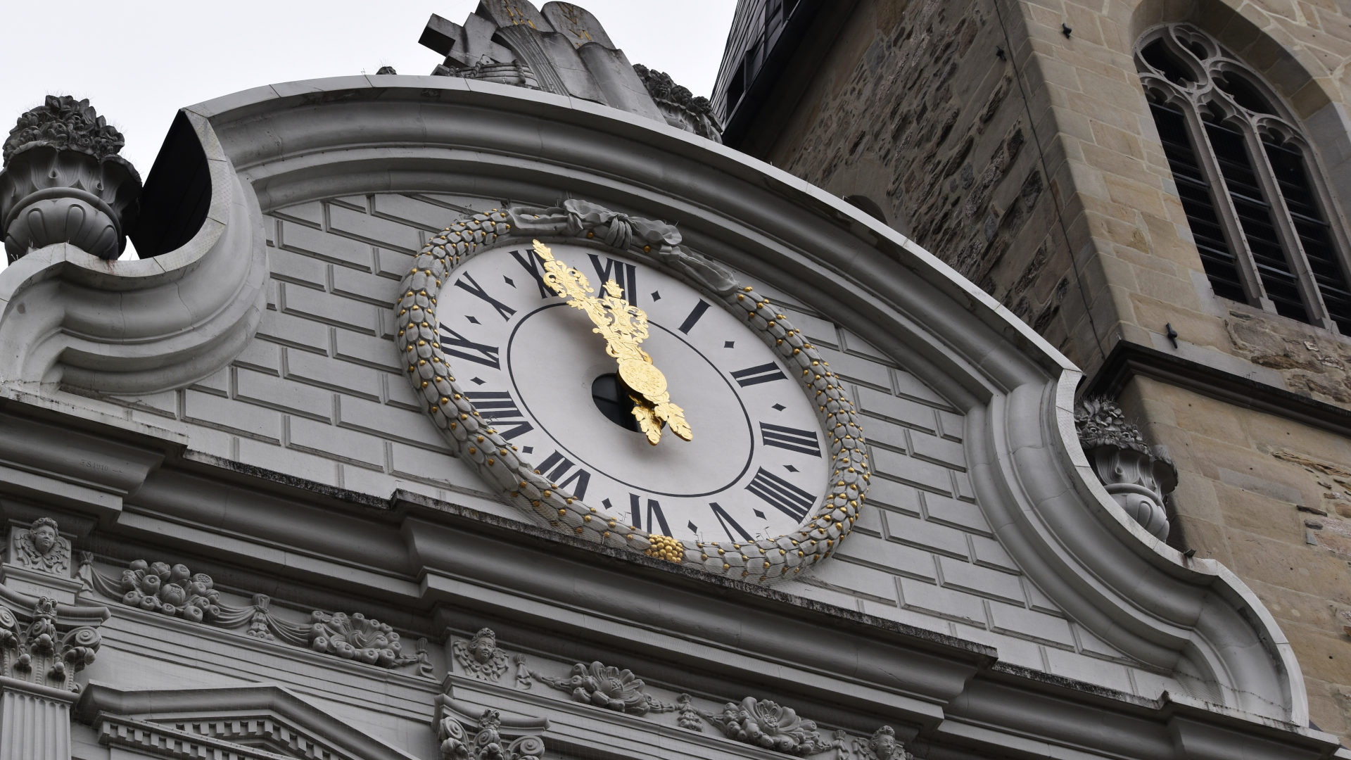 Die Uhr der Luzerner Hofkirche stand während der Klimademo im April auf fünf vor zwölf.