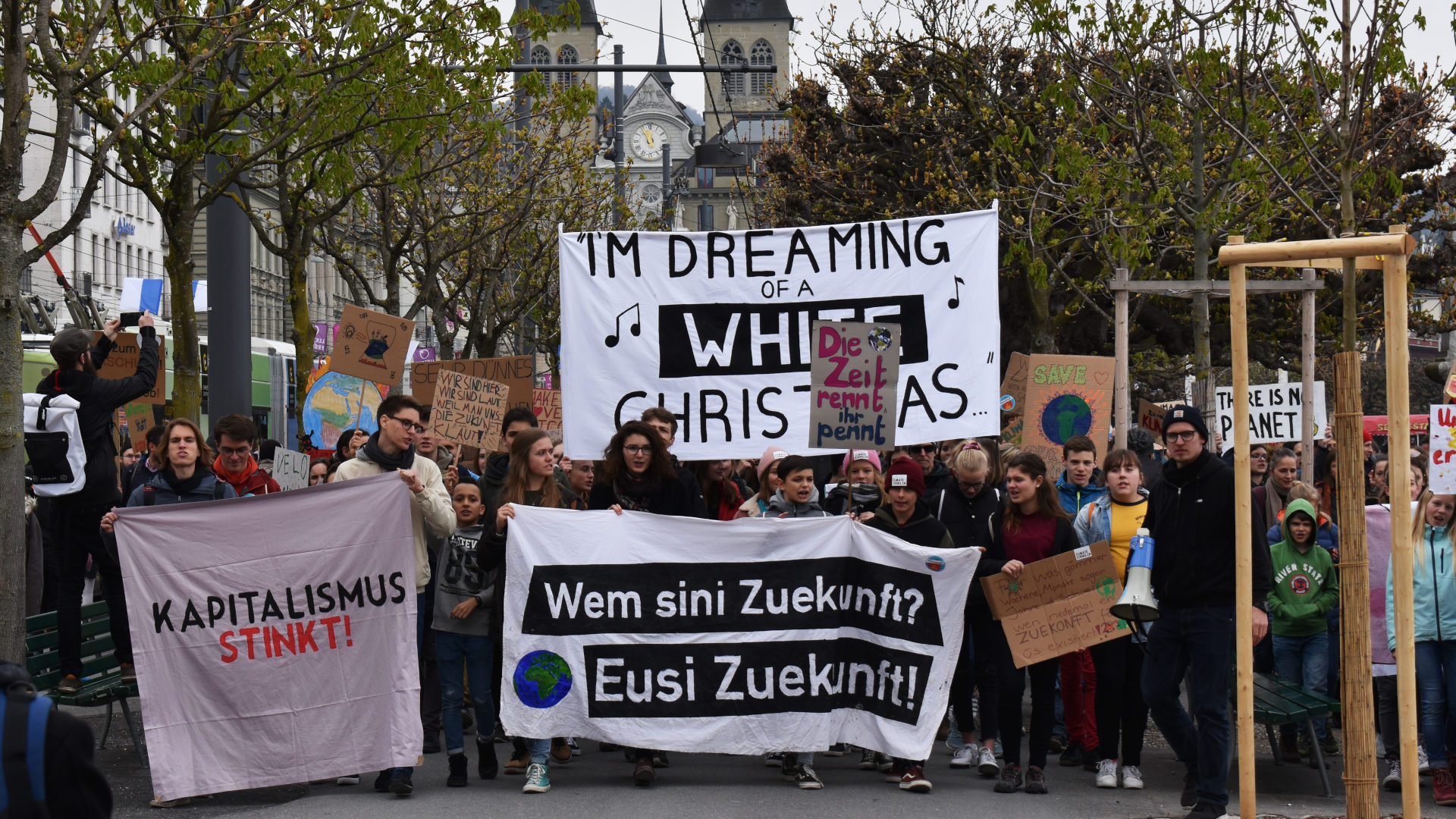 Klimademo vom 6. April in Luzern, im Hintergrund die Hofkirche