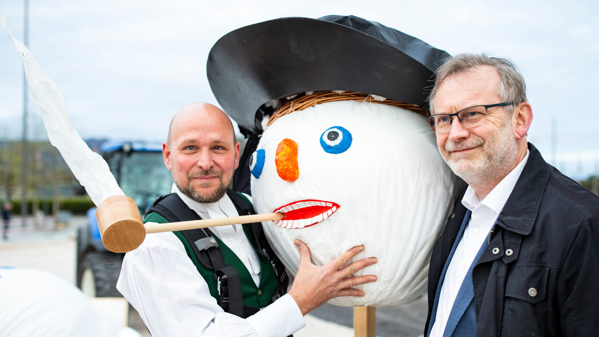 Böögg-Bauer Lukas Meier (l.) und Grossmünsterpfarrer Christoph Sigrist