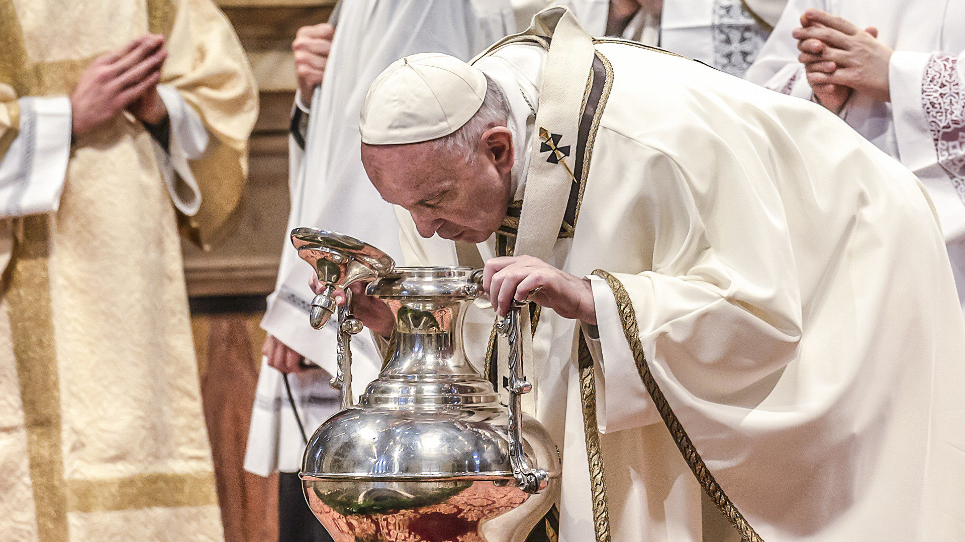 Papst Franziskus beugt sich über einen Behälter mit Chrisamöl - Aufnahme von 2019.