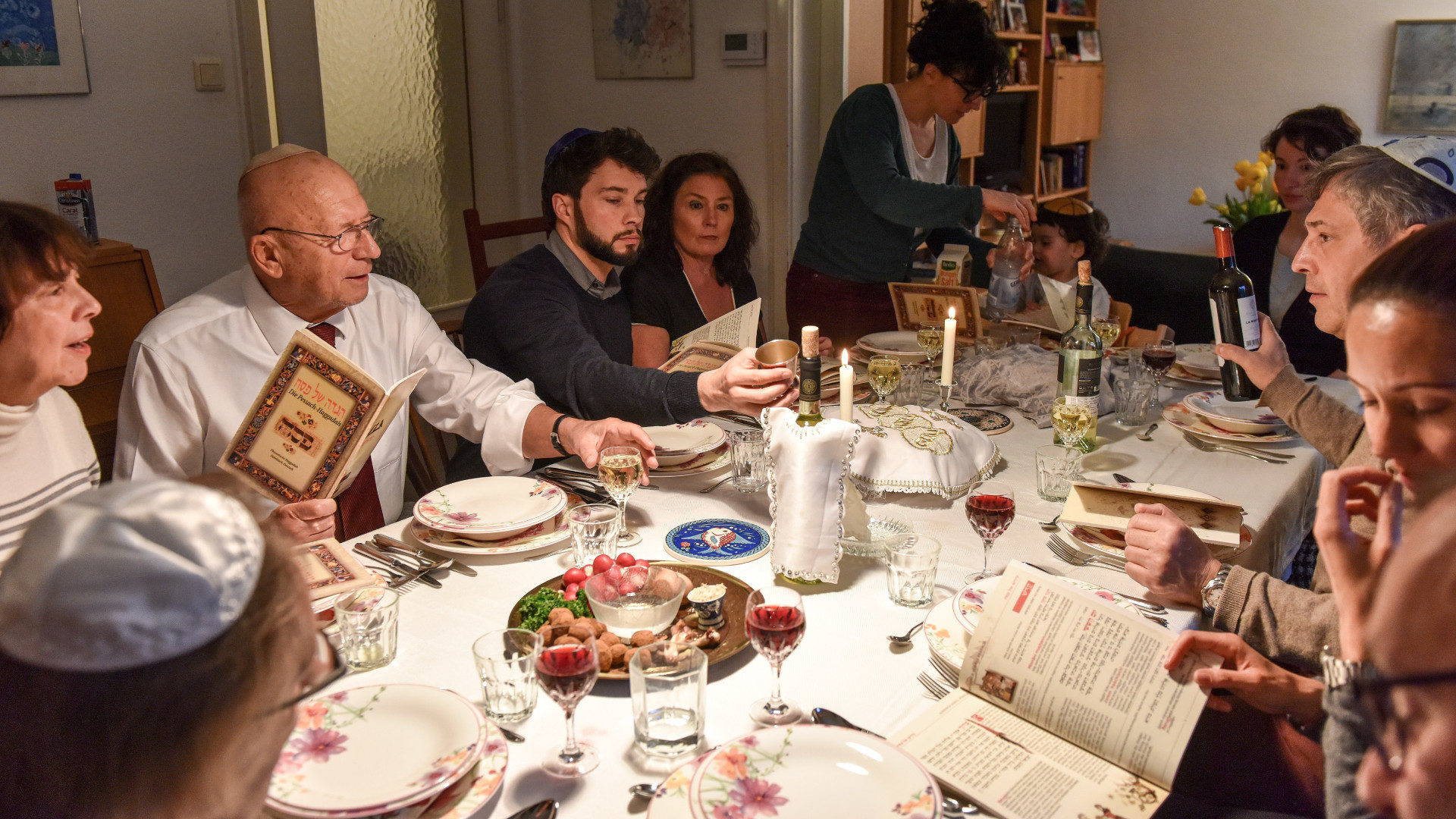 Eine jüdische Grossfamilie feiert den Sederabend zum Pessachfest.