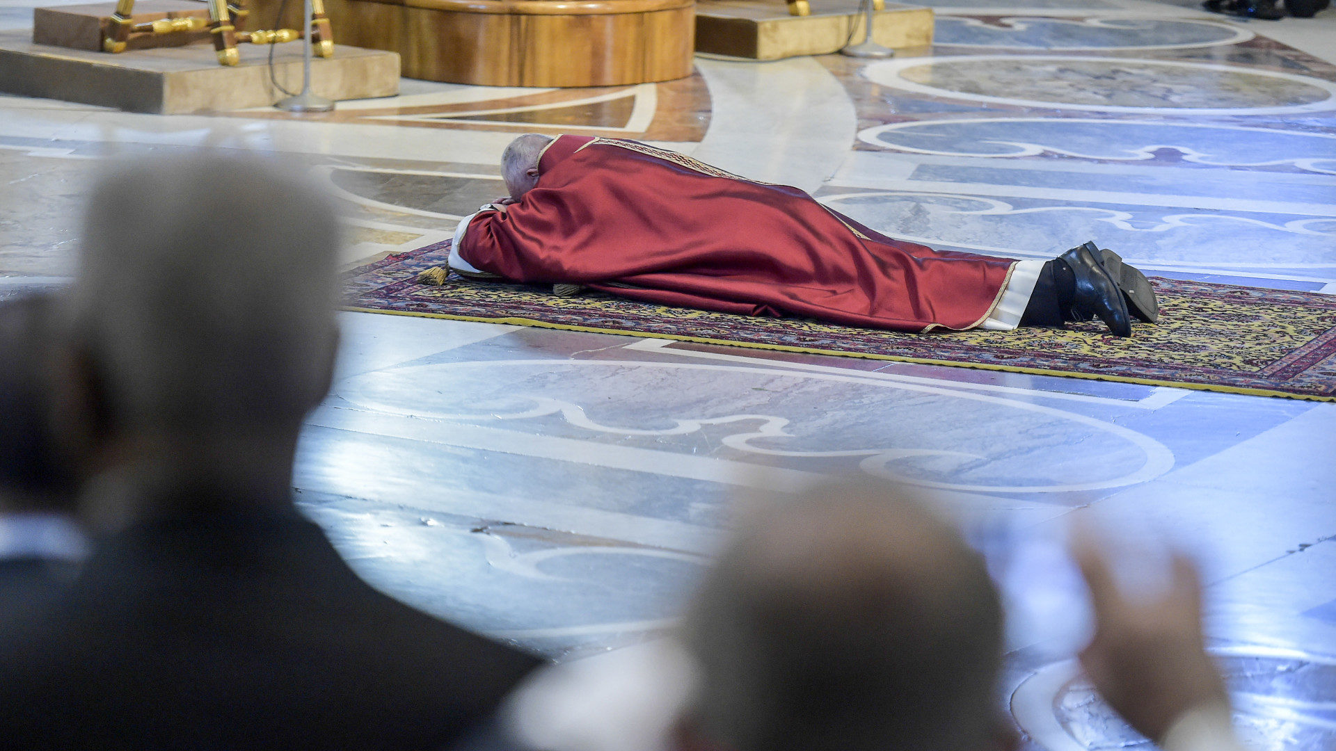 Papst Franziskus liegt am Karfreitag betend im Petersdom.
