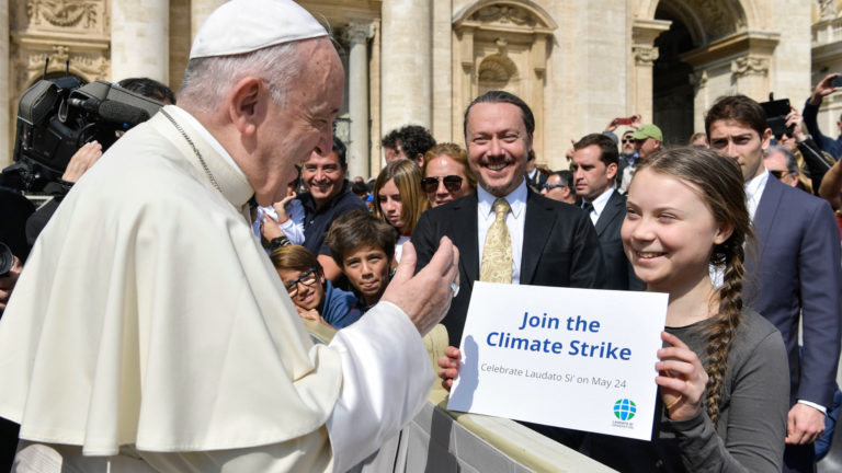 Papst Franziskus mit Klimaschutz-Aktivistin Greta Thunberg. | KNA