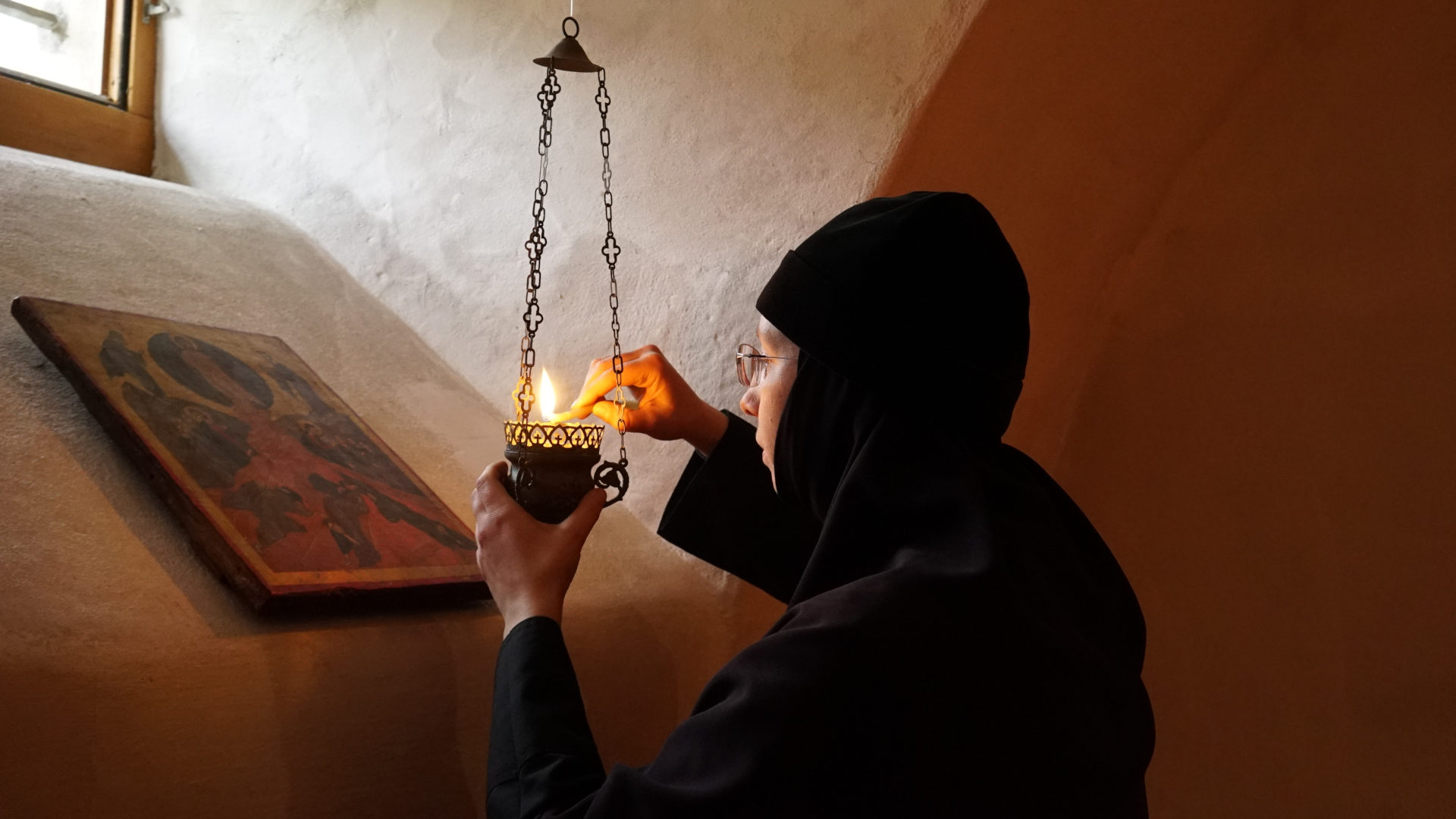 Äbtissin Archontia von der Orthodoxe Gemeinschaft im Kloster Beinwil SO zündet vor dem Gebet eine Kerze an.