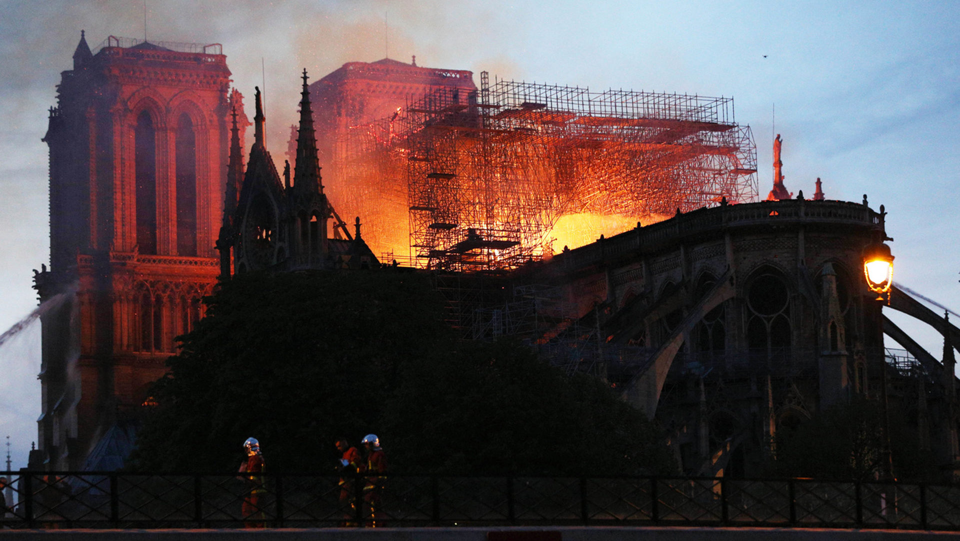 Die Kathedrale Notre-Dame in Paris in Flammen.