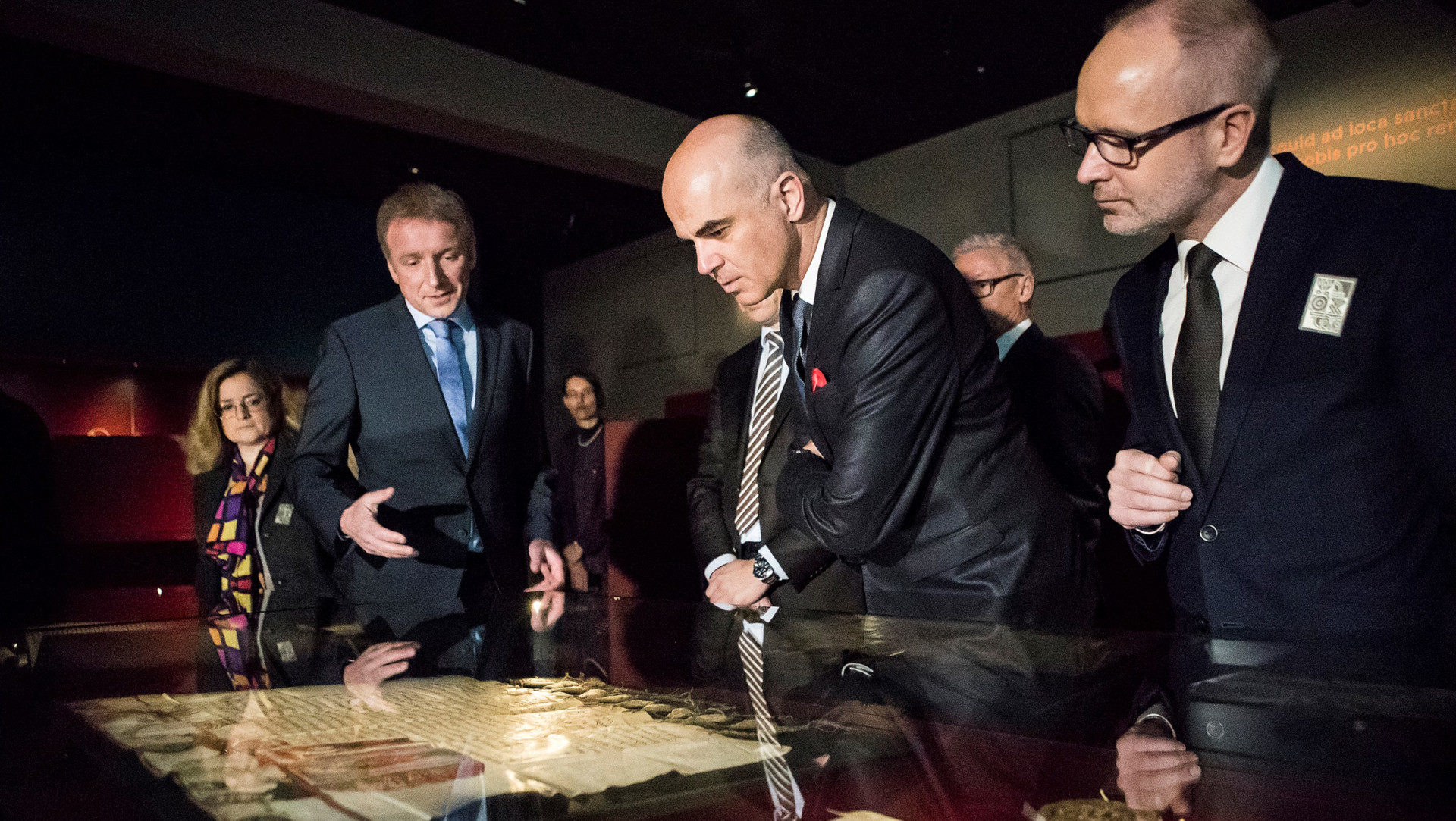 Bundesrat Alain Berset (Mitte) an der Eröffnung der Ausstellung «Wunder der Überlieferung» im Stiftsbezirk, April 2019