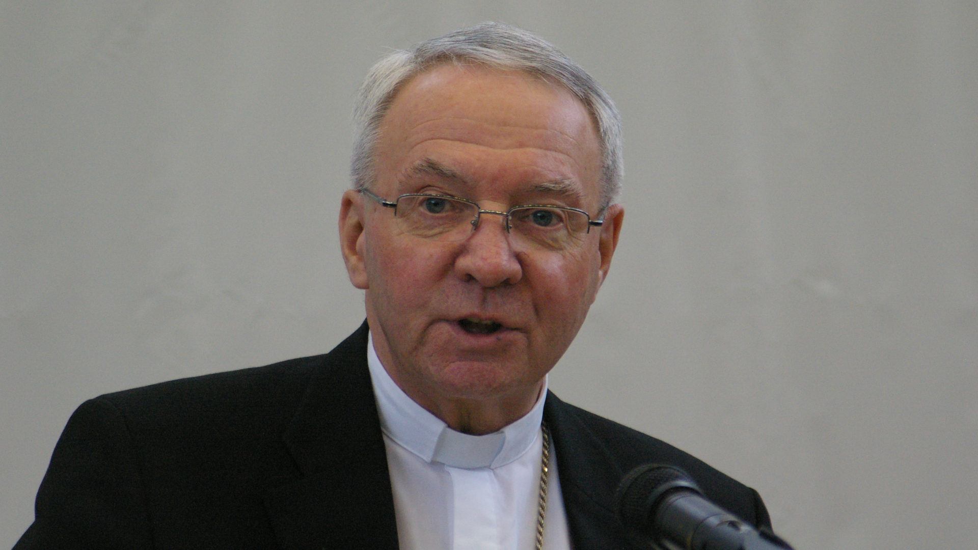 Norbert Brunner als Präsident der Schweizer Bischofskonferenz 2010 vor den Medien