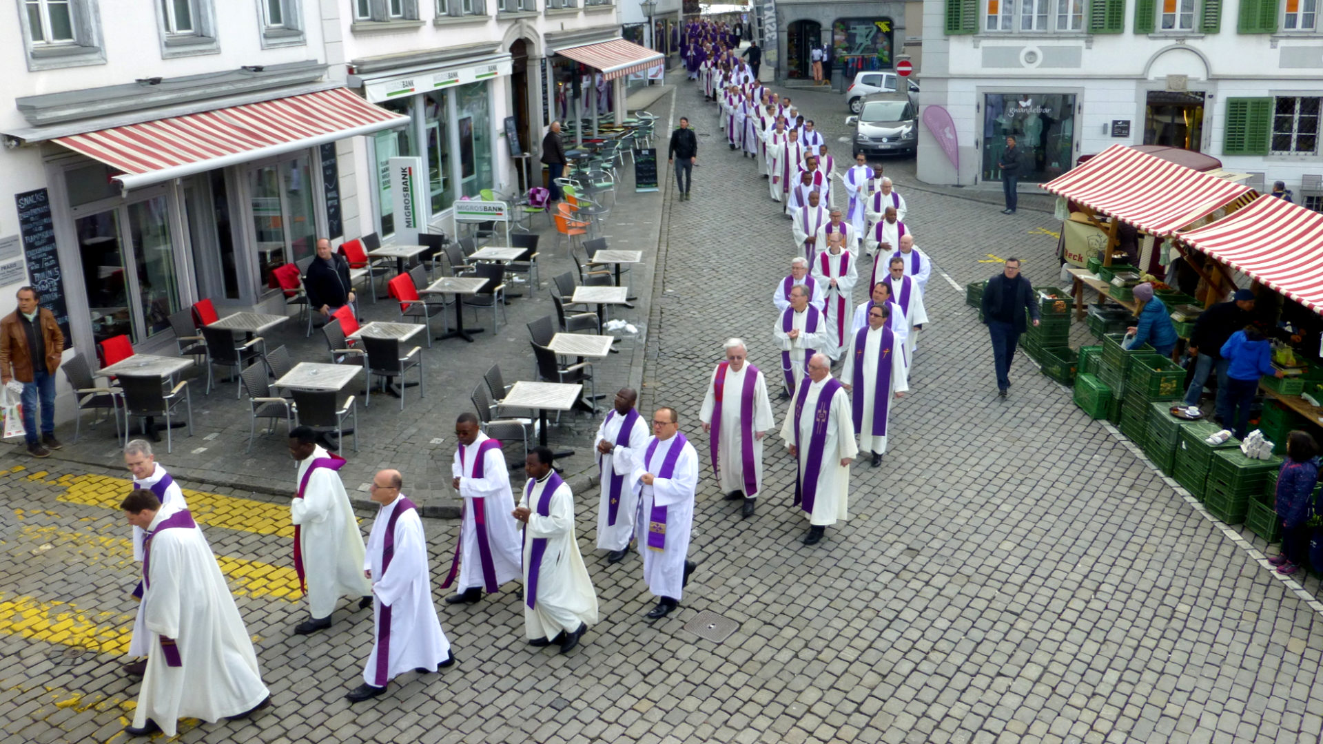 Kleriker, soweit das Auge reicht: Priesterweihe 2019 in Schwyz.