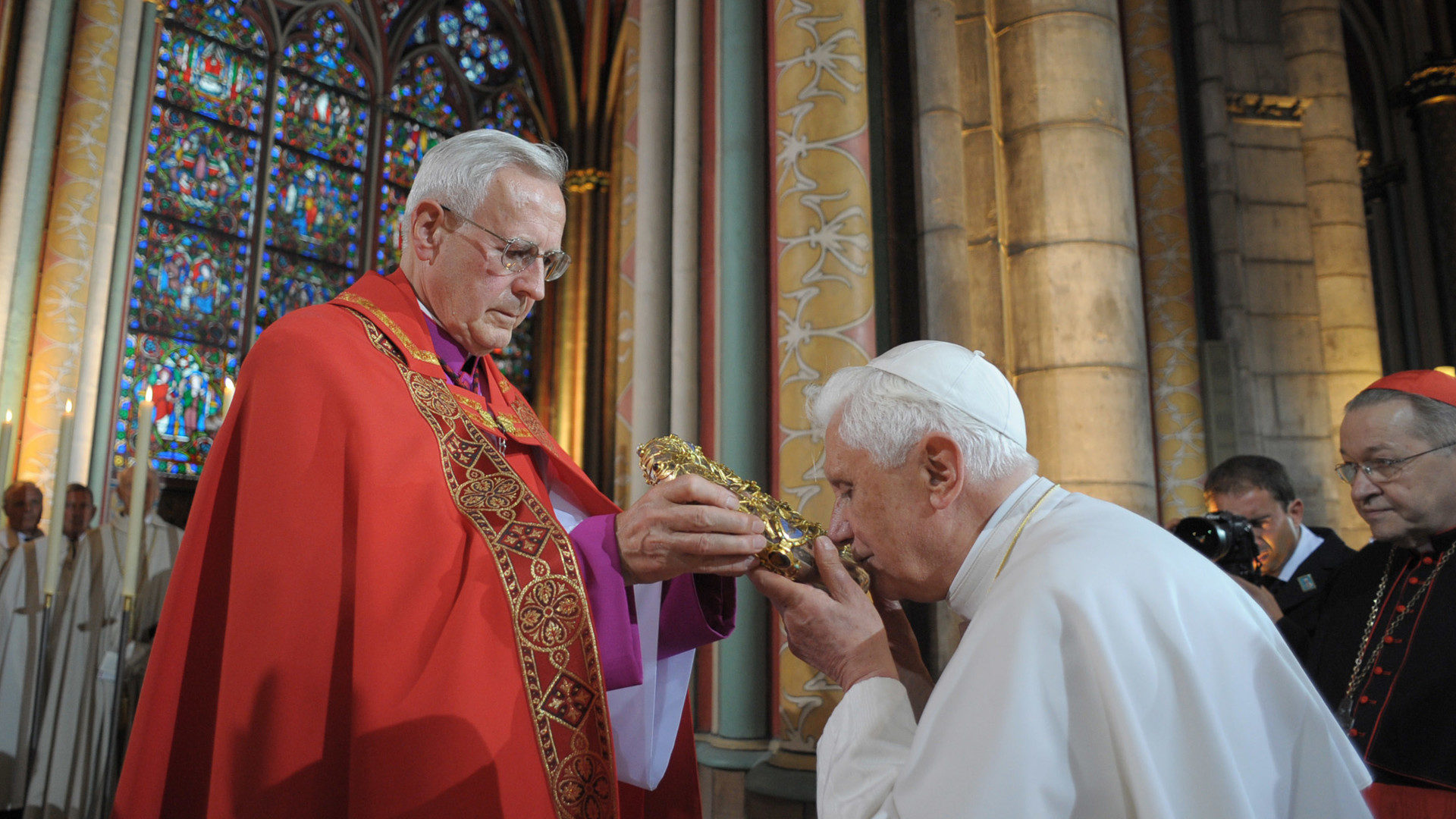 Papst Benedikt XVI. küsst in der Kirche Notre-Dame in Paris die Reliquie der Dornenkrone Christi.