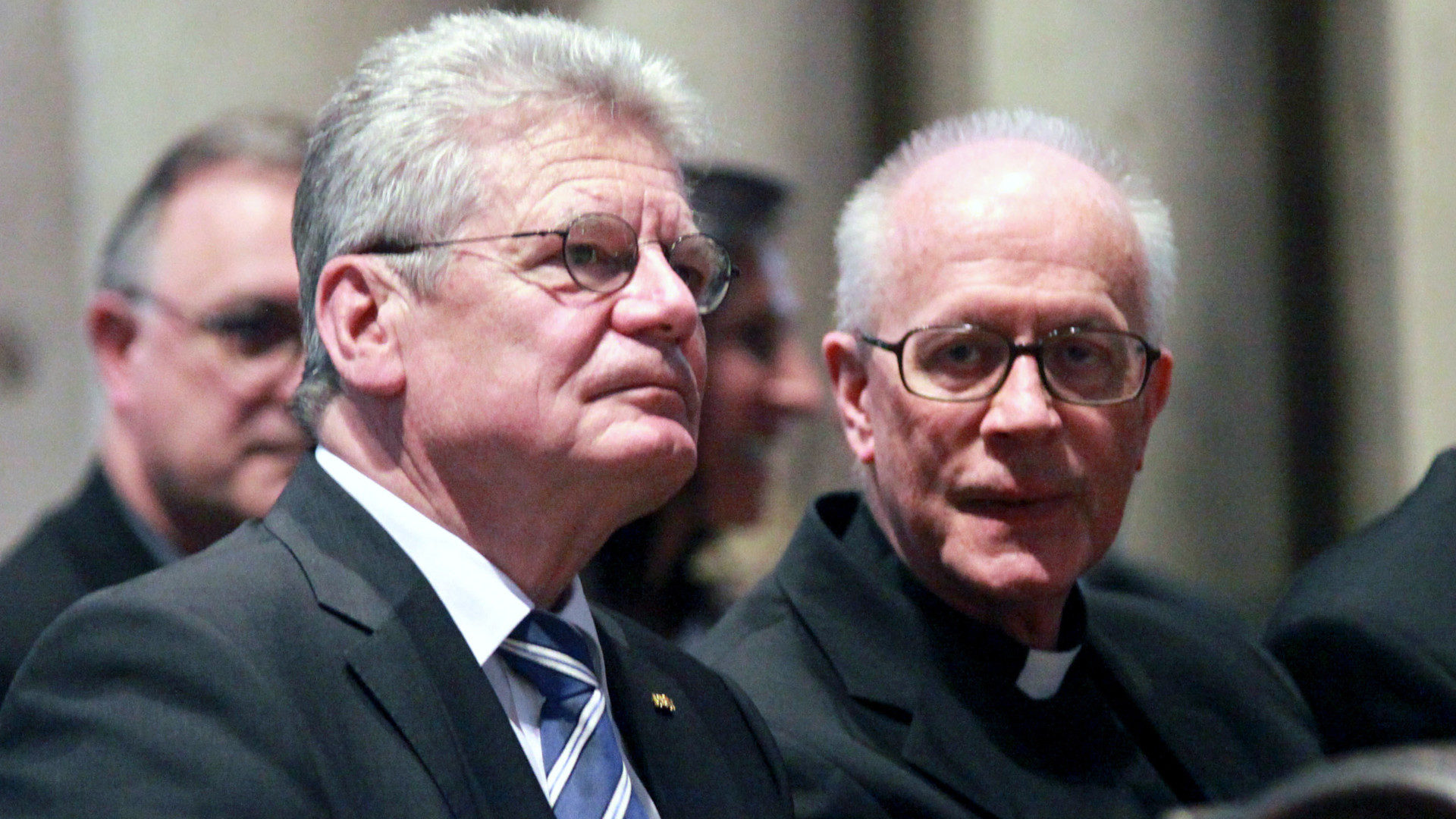 Erzbischof Jean-Claude Perisset (r.) sitzt als Apostolischer Nuntius neben Bundespraesident Joachim Gauck, Juli 2013