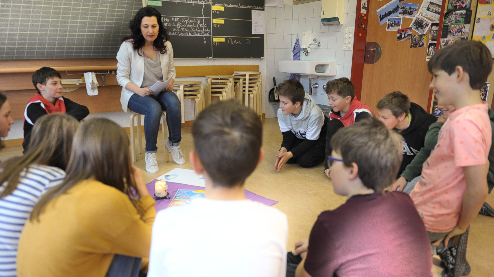 Katechetin Jasminka Sakac bespricht mit den Schülern im Unterricht, was Ostern mit ihnen zu tun hat.