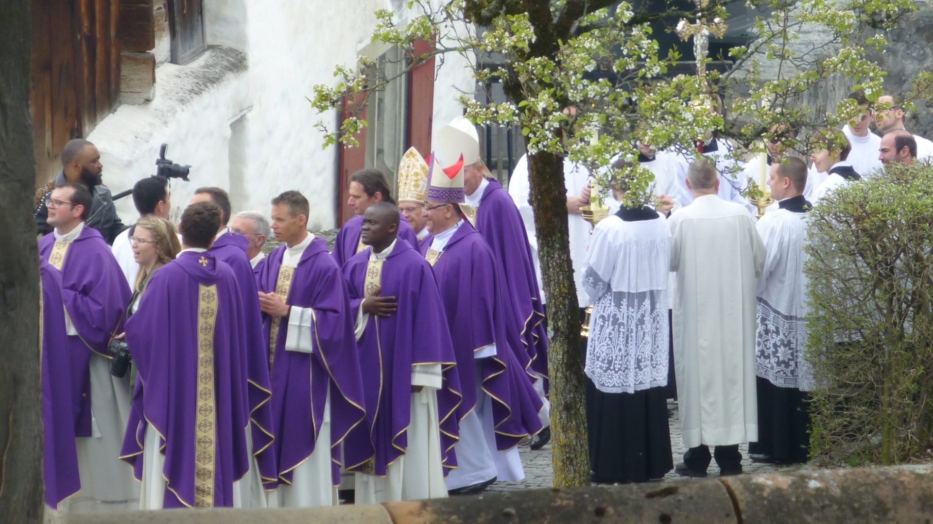 Priesterweihe in Schwyz 6. April 2019: die neuen Priester gehen mit Bischof Vitus Huonder zum Fototermin