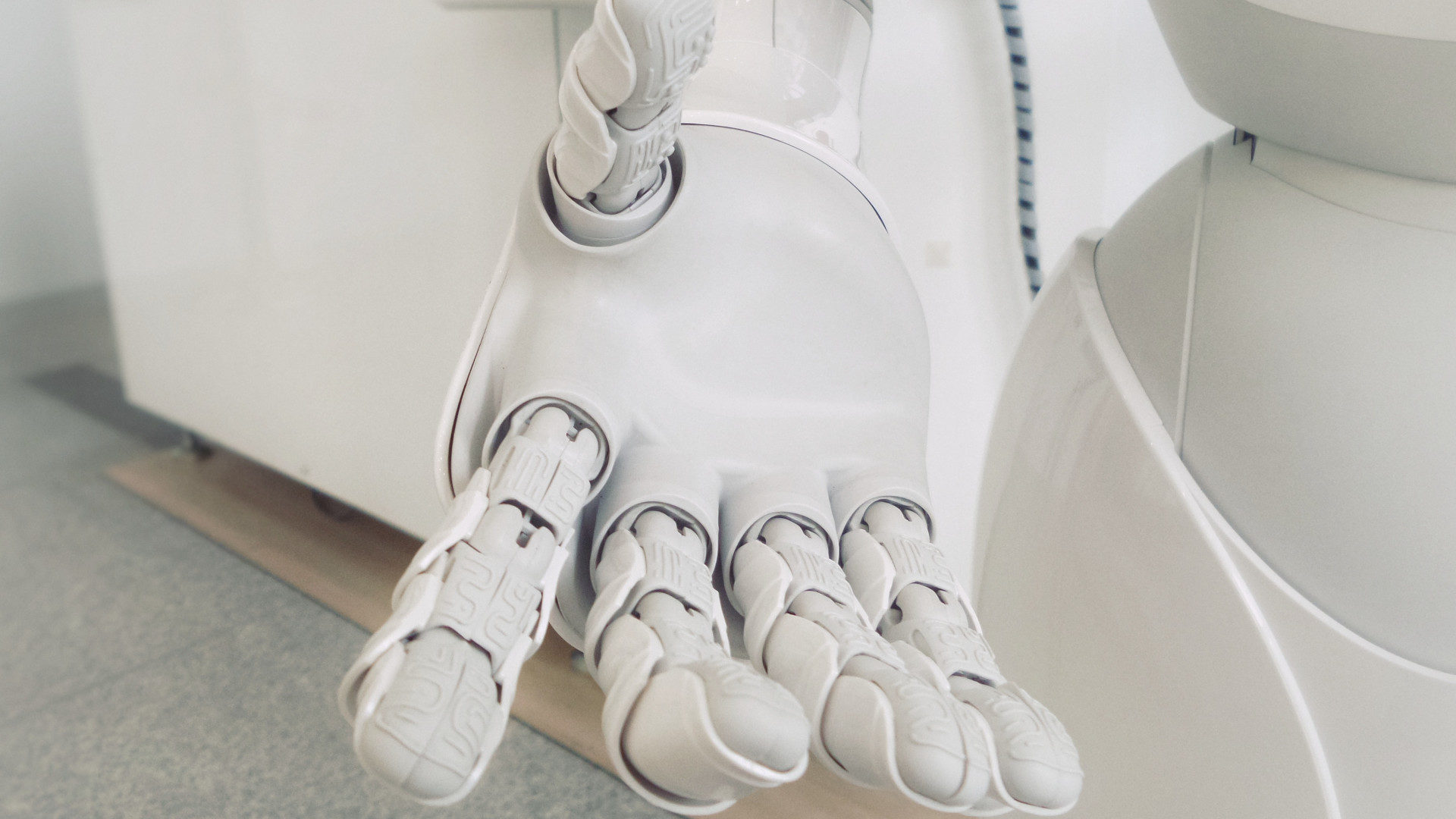 Roboter steckt Hand helfend aus