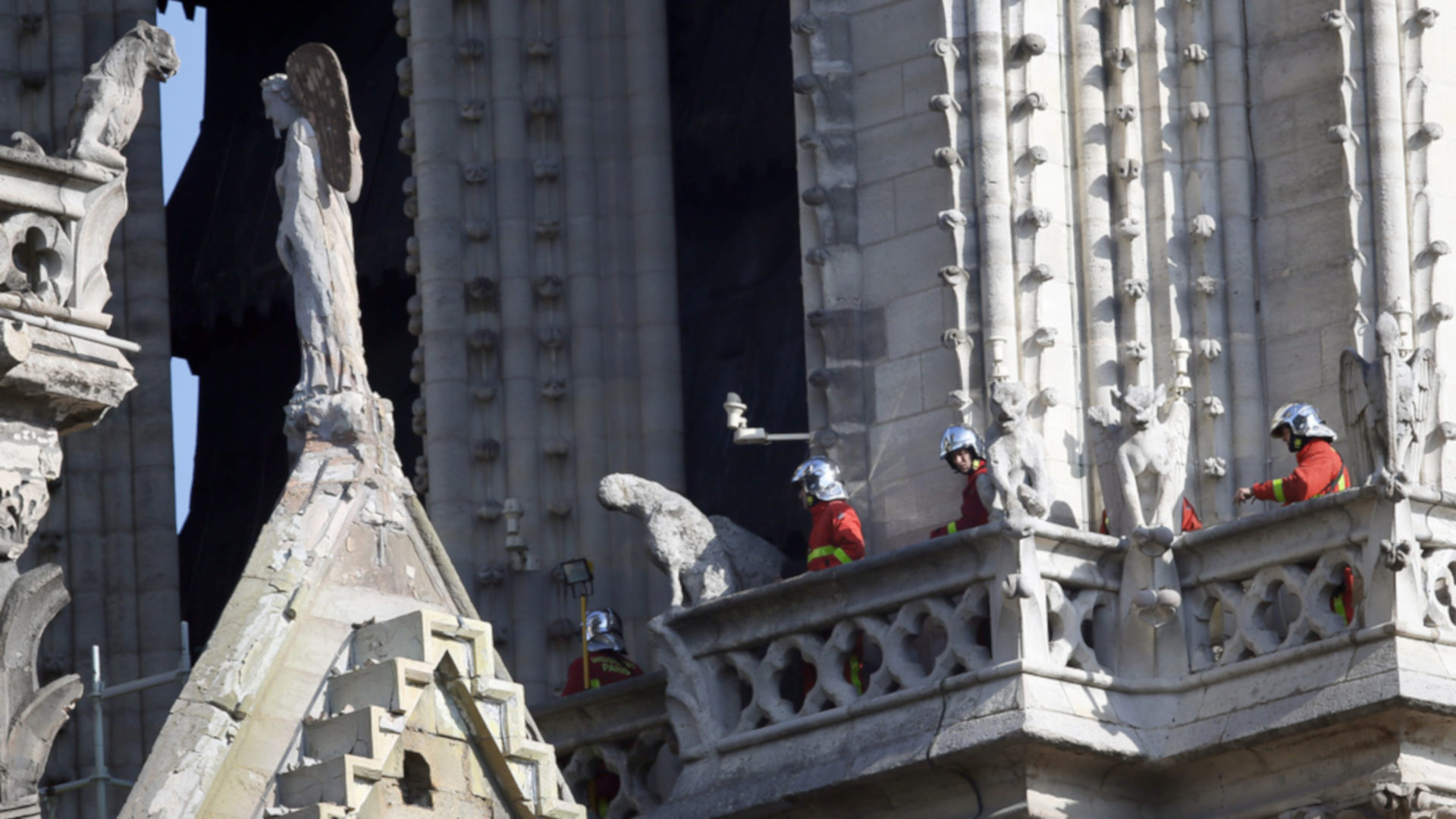 Feuerwehrleute auf dem Balkon der Kathedrale Notre-Dame in Paris