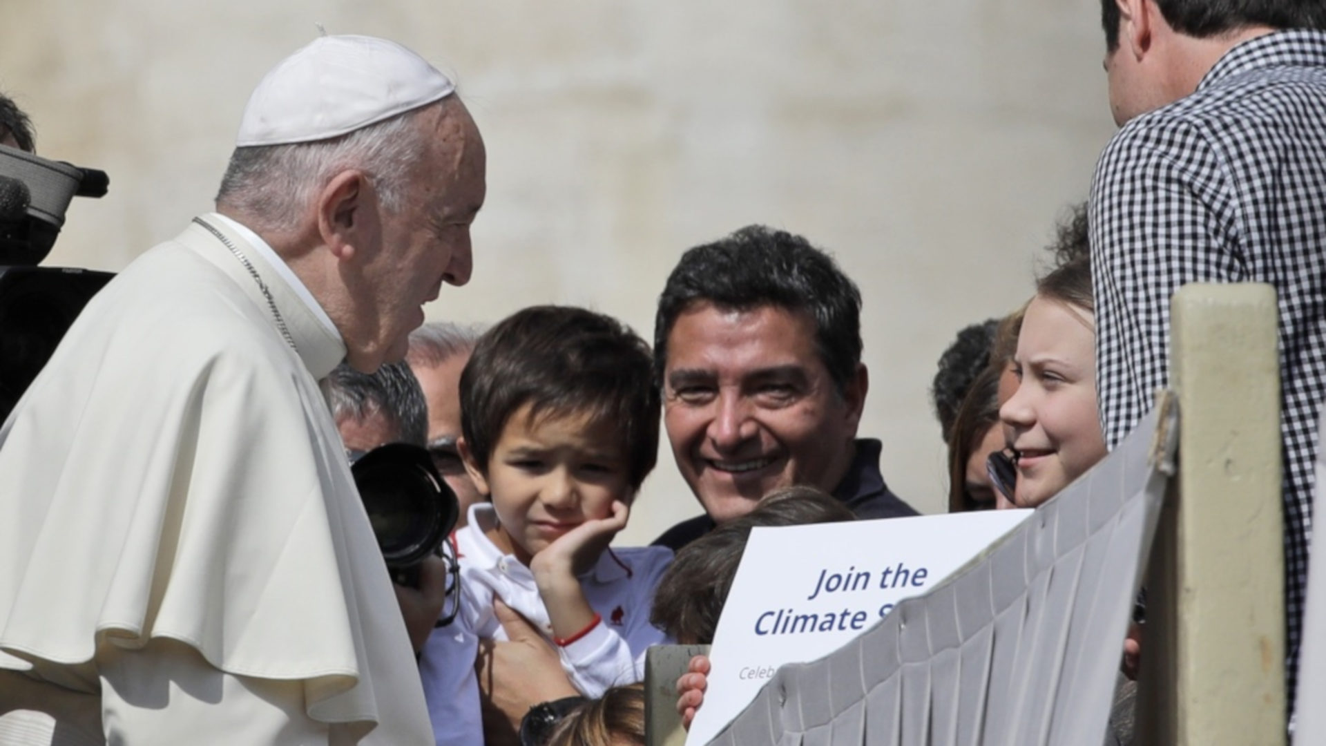Papst Franziskus begrüsst auf dem Petersplatz die Klimaschutzaktivistin Greta Thunberg.