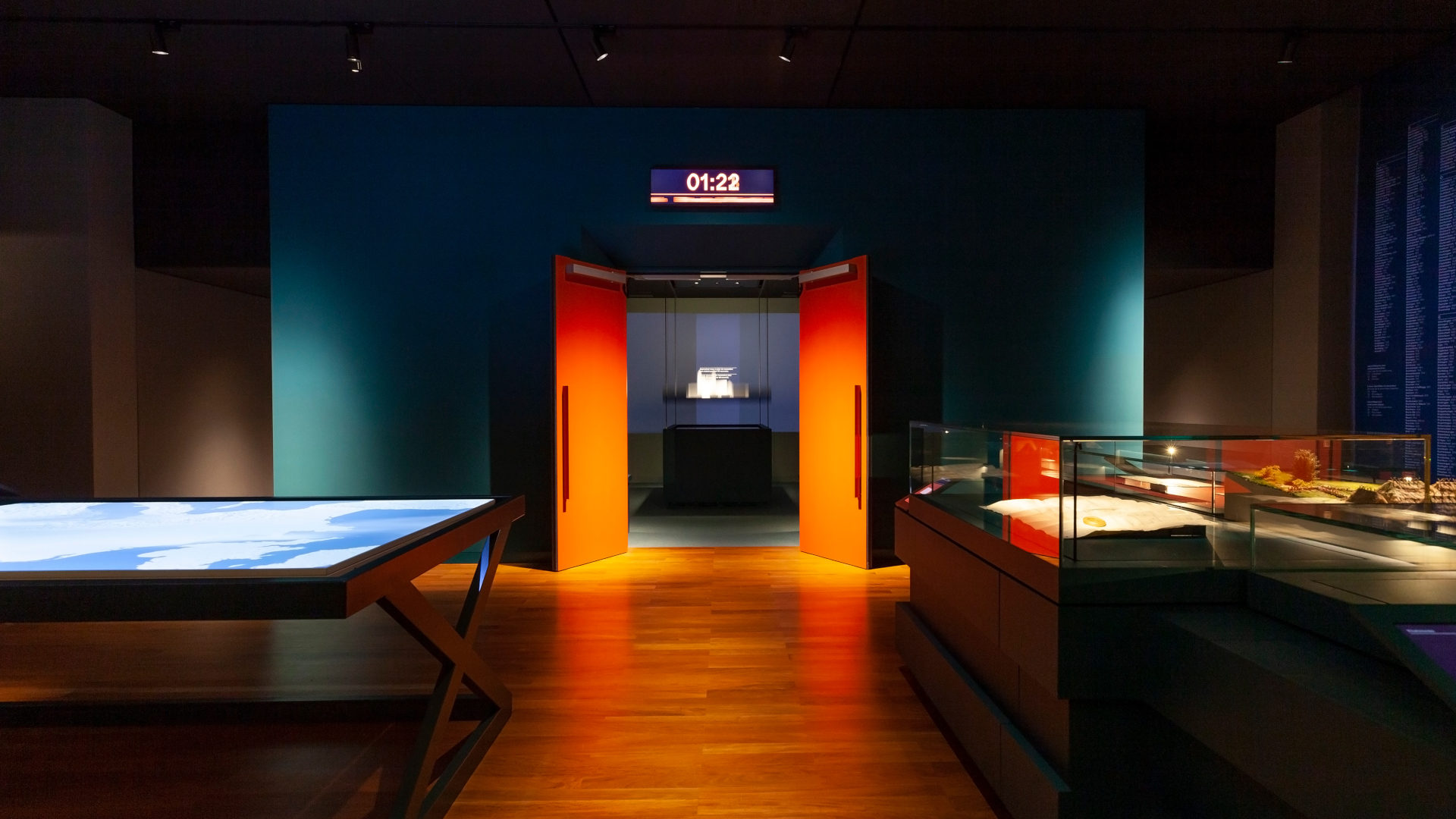 Offene Tür vom Ausstellungssaal in den Filmraum mit dem St. Galler Klosterplan