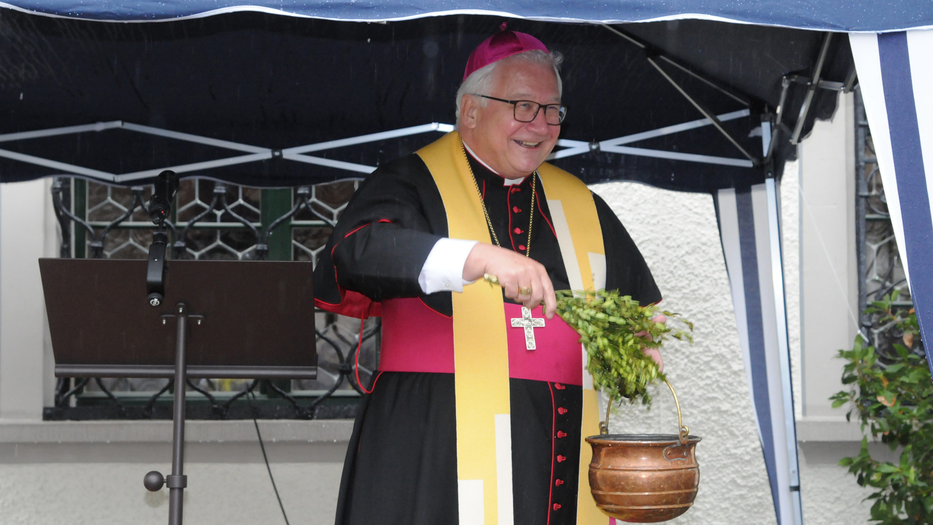 Bischof Markus Büchel bei der Segnung des Bischofshofs in St. Gallen