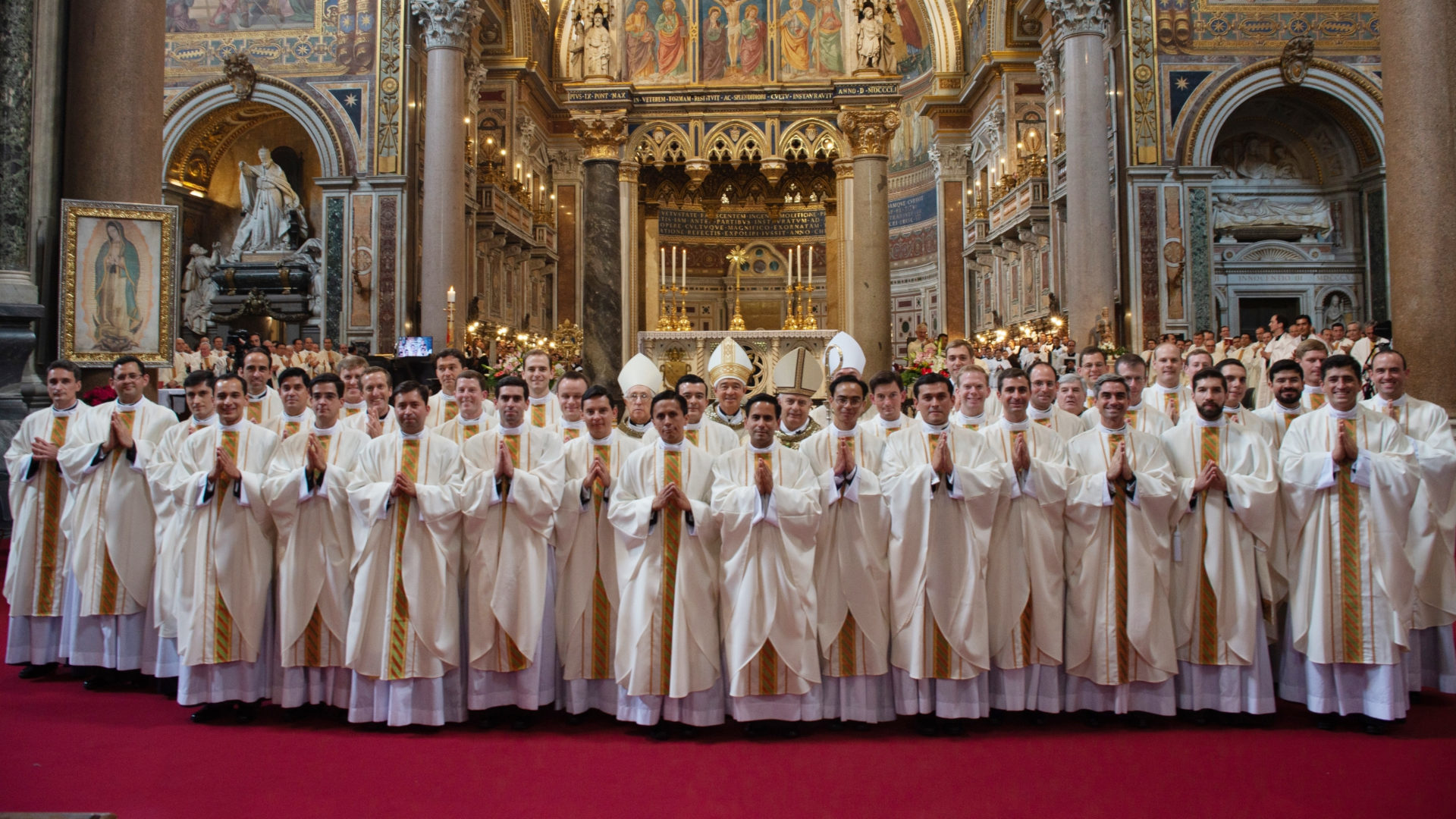 Gruppenfoto anlässlich der Weihe von 37 Priestern der Legionäre Christi in Rom 2019.