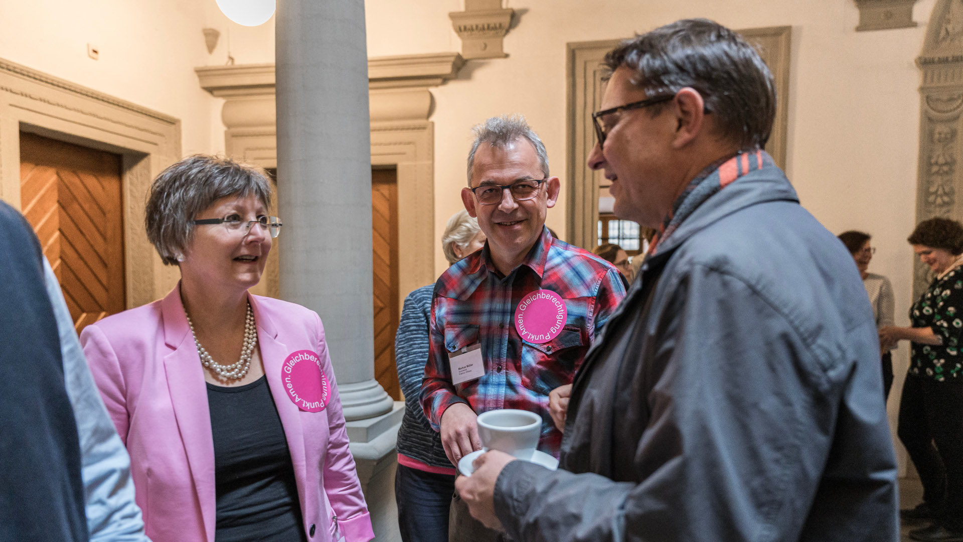 Renata Asal-Steger (links) im Gespräch mit Bischof Felix Gmür (rechts).