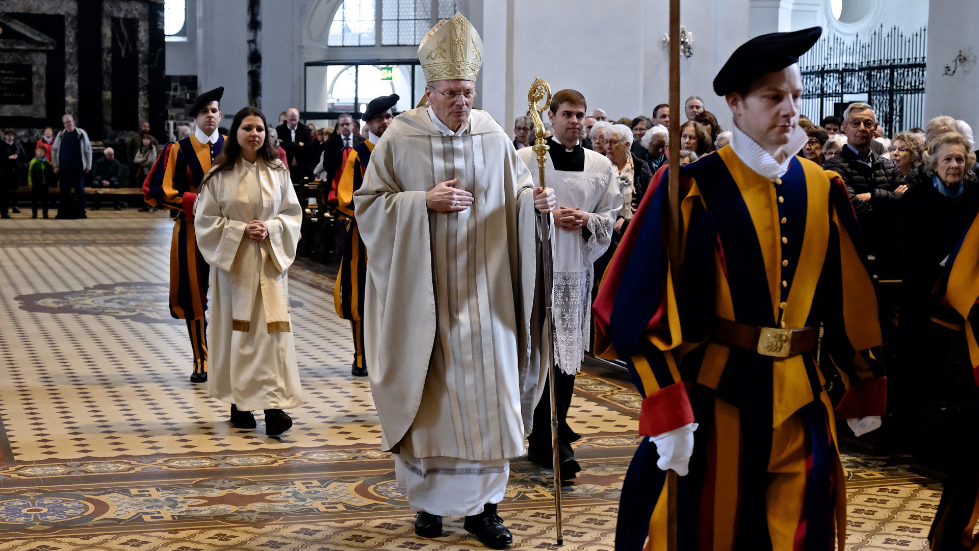 Thomas E. Gullickson beim Einzug zur Messe von Kirche in Not