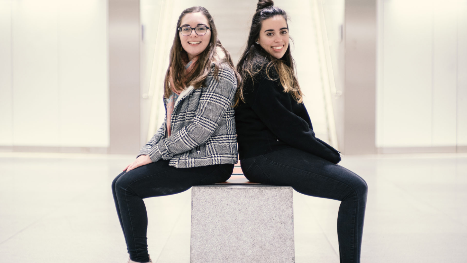 Sarah und Elena Christallo aus Böttstein im Kanton Aargau sind Video-Bloggerinnen bei "underkath.ch".